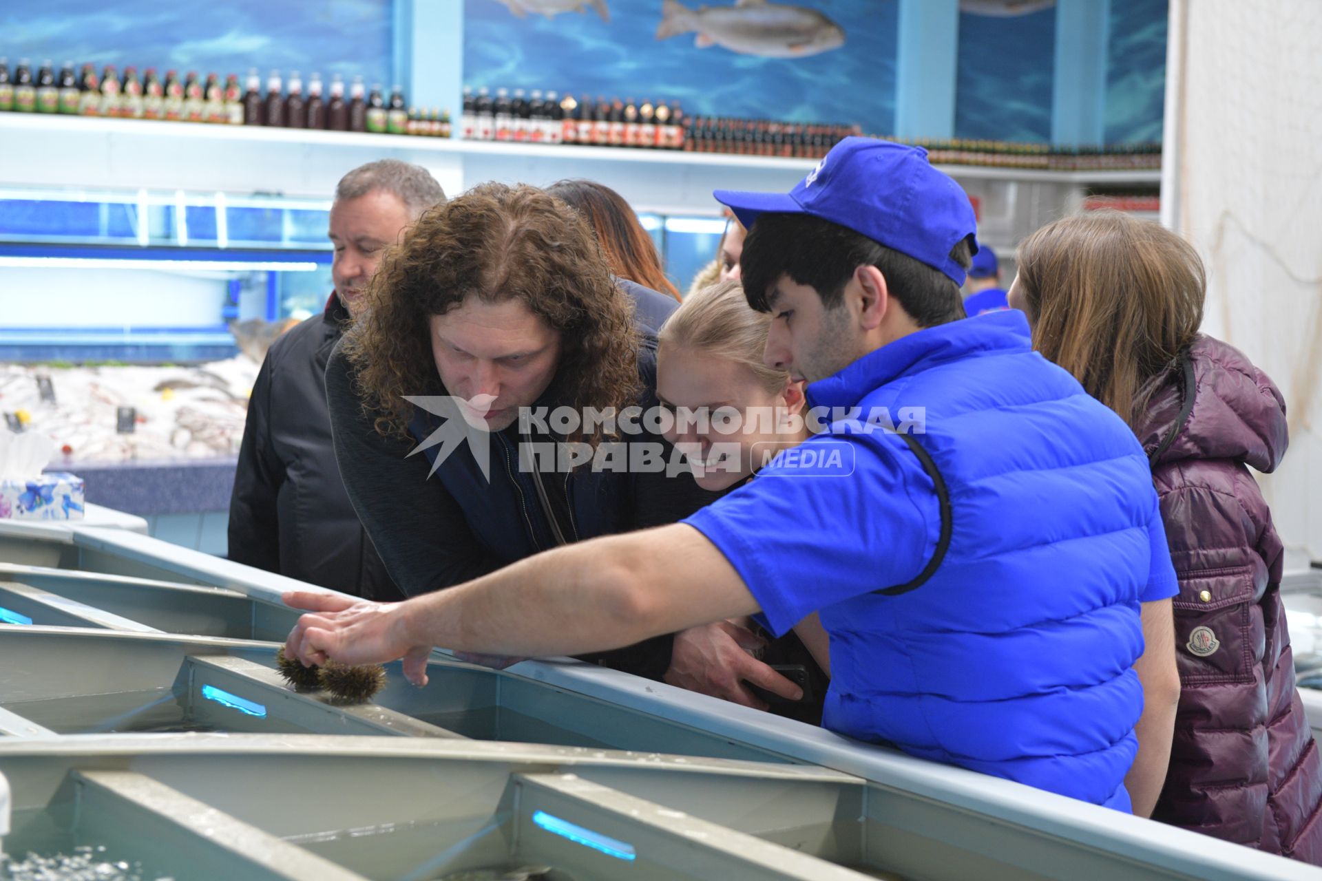 Москва. Торговля  морепродуктами на  Велозаводском рынке.