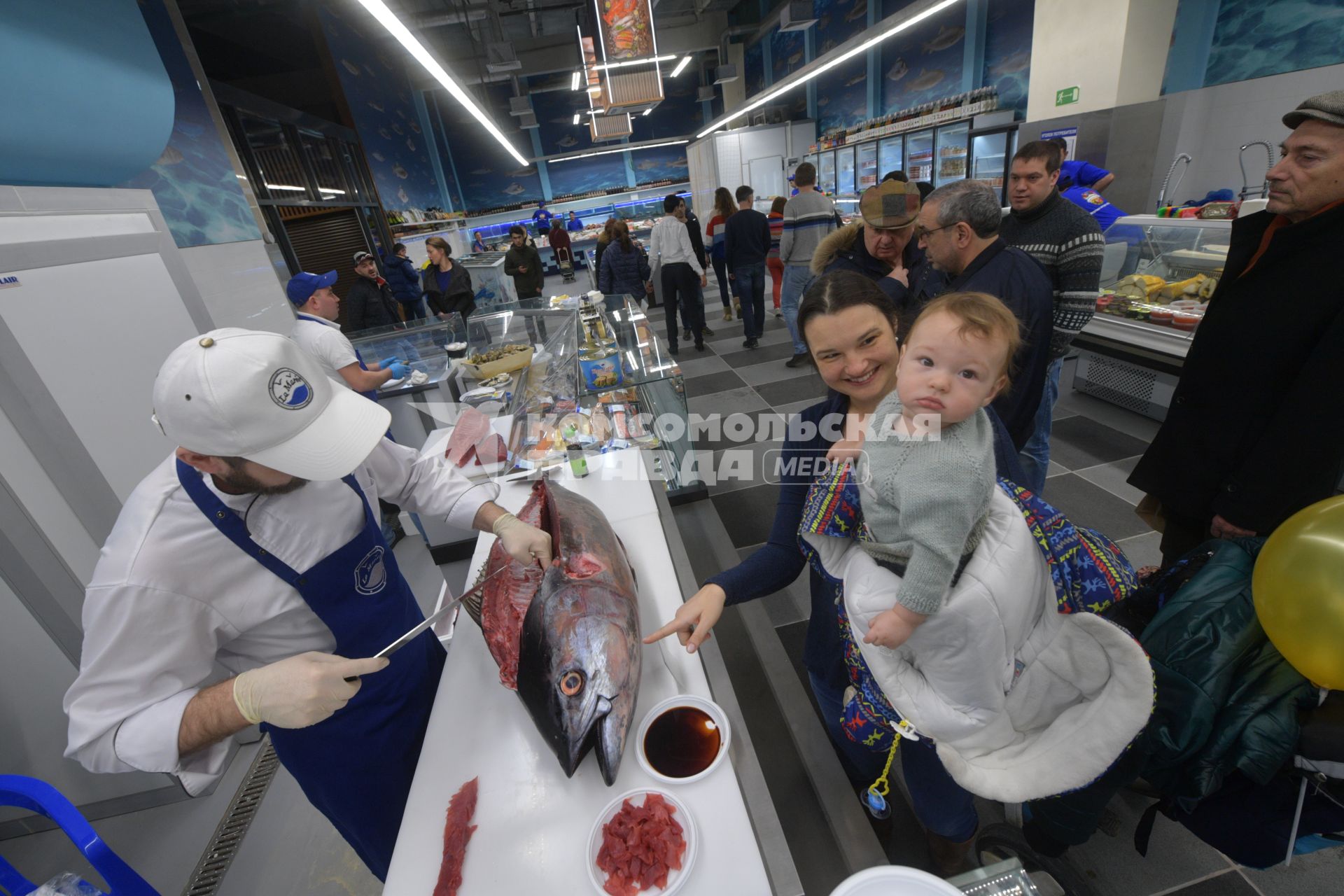 Москва. Торговля  морепродуктами на  Велозаводском рынке.