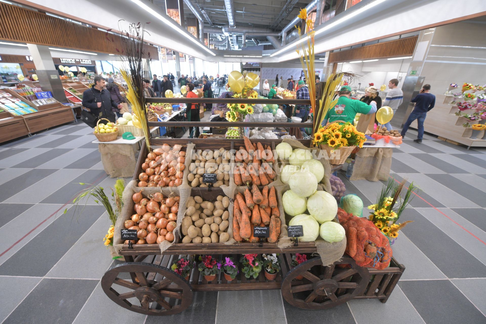 Москва. Торговля фермерской продукцией на  Велозаводском рынке.