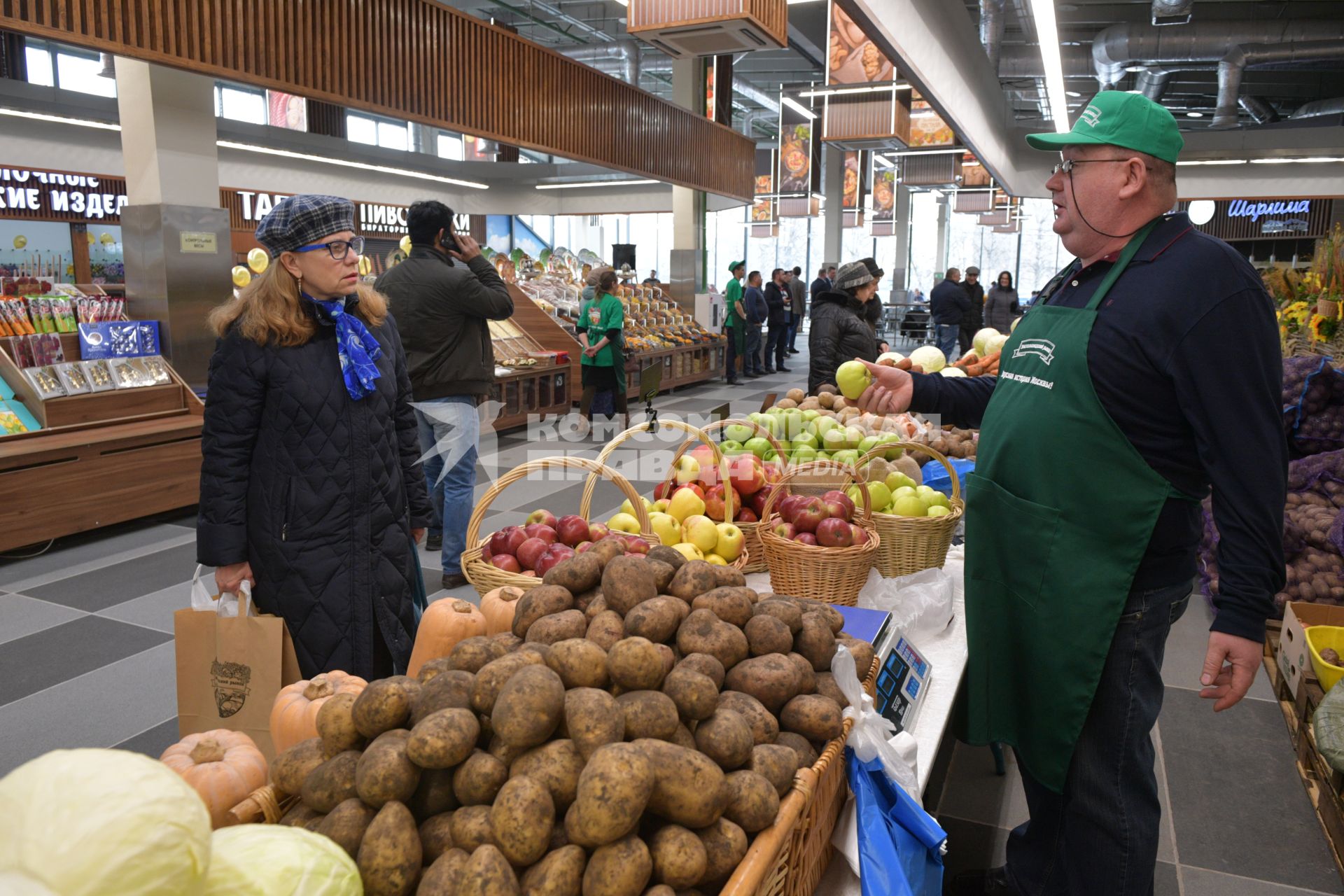 Москва. Торговля фермерской продукцией на  Велозаводском рынке.