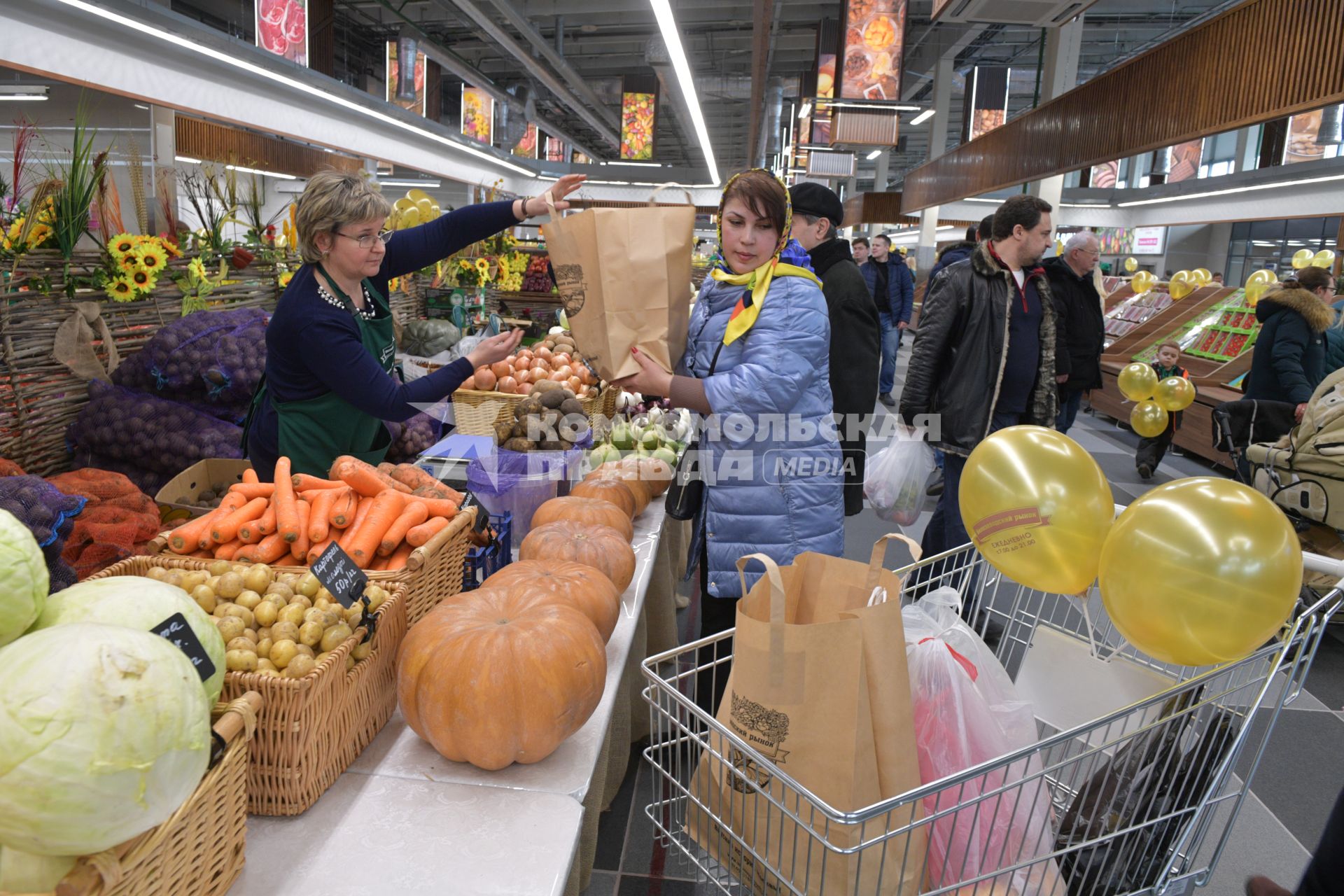 Москва. Торговля фермерской продукцией на  Велозаводском рынке.