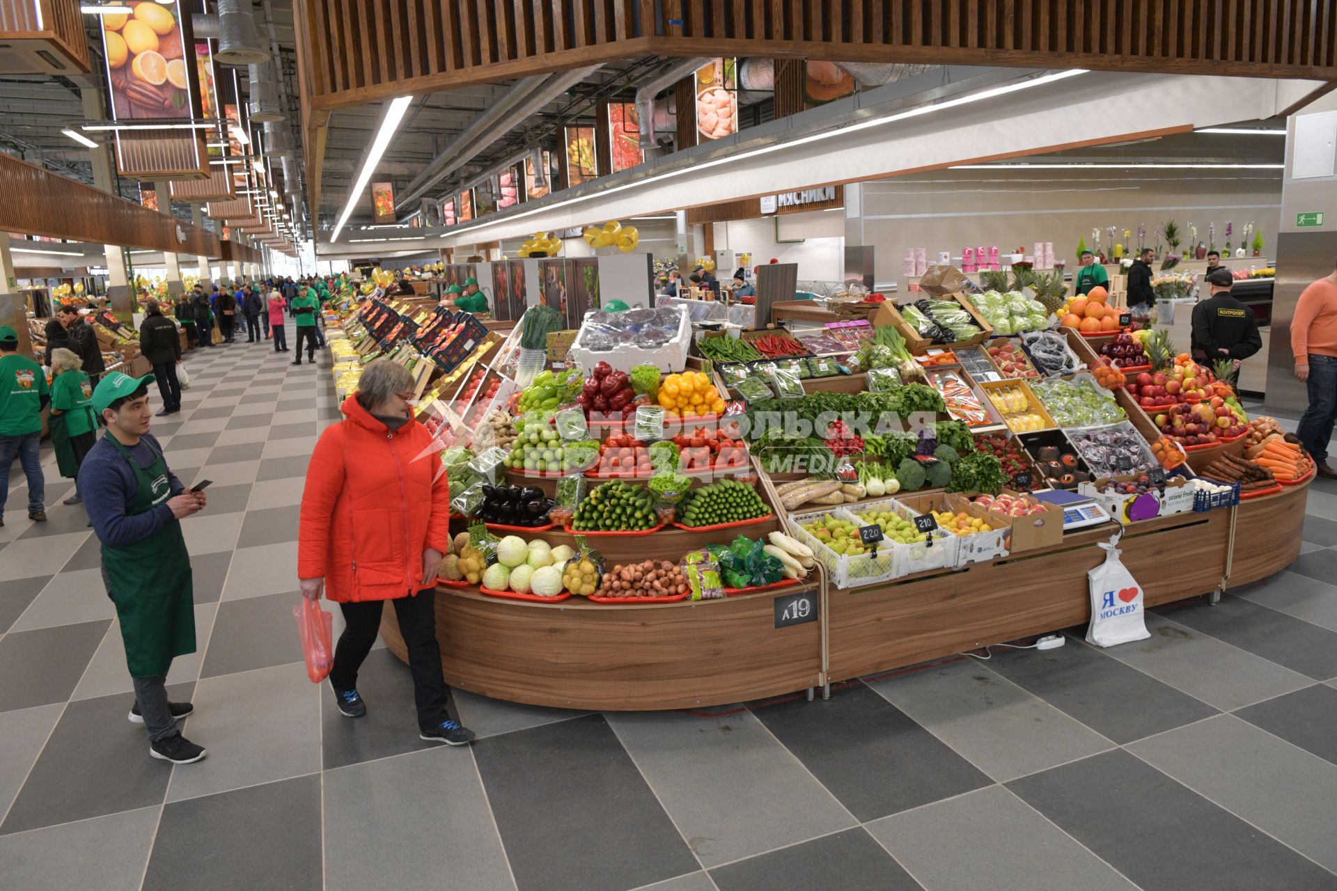 Москва. Торговля фермерской продукцией на  Велозаводском рынке.
