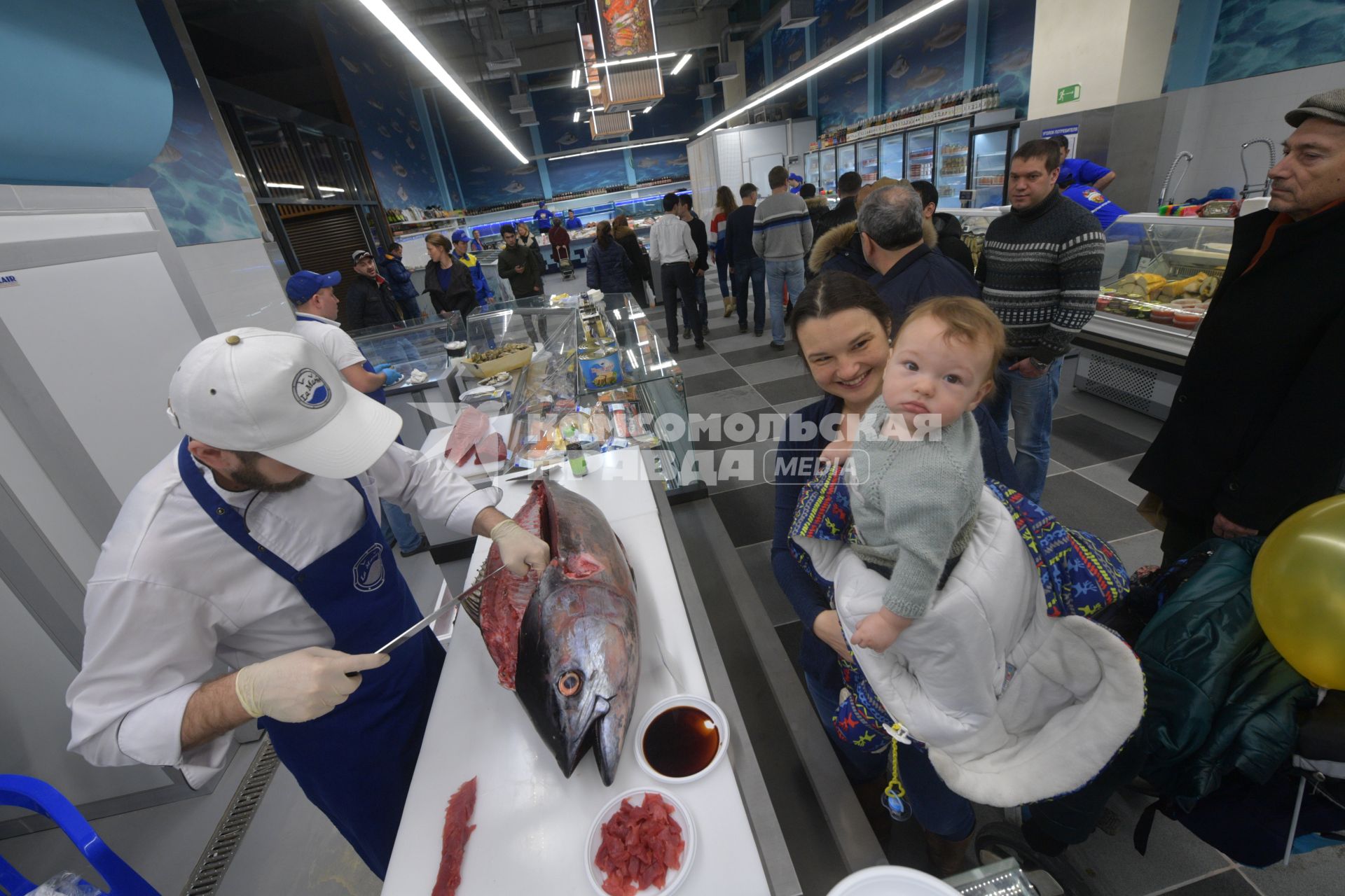 Москва. Торговля  морепродуктами на  Велозаводском рынке.