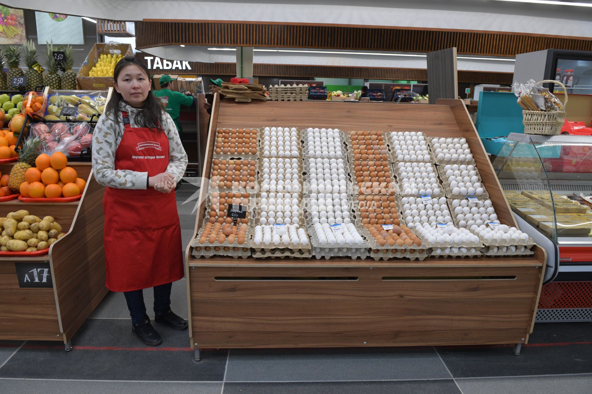 Москва. Торговля фермерской продукцией на  Велозаводском рынке.
