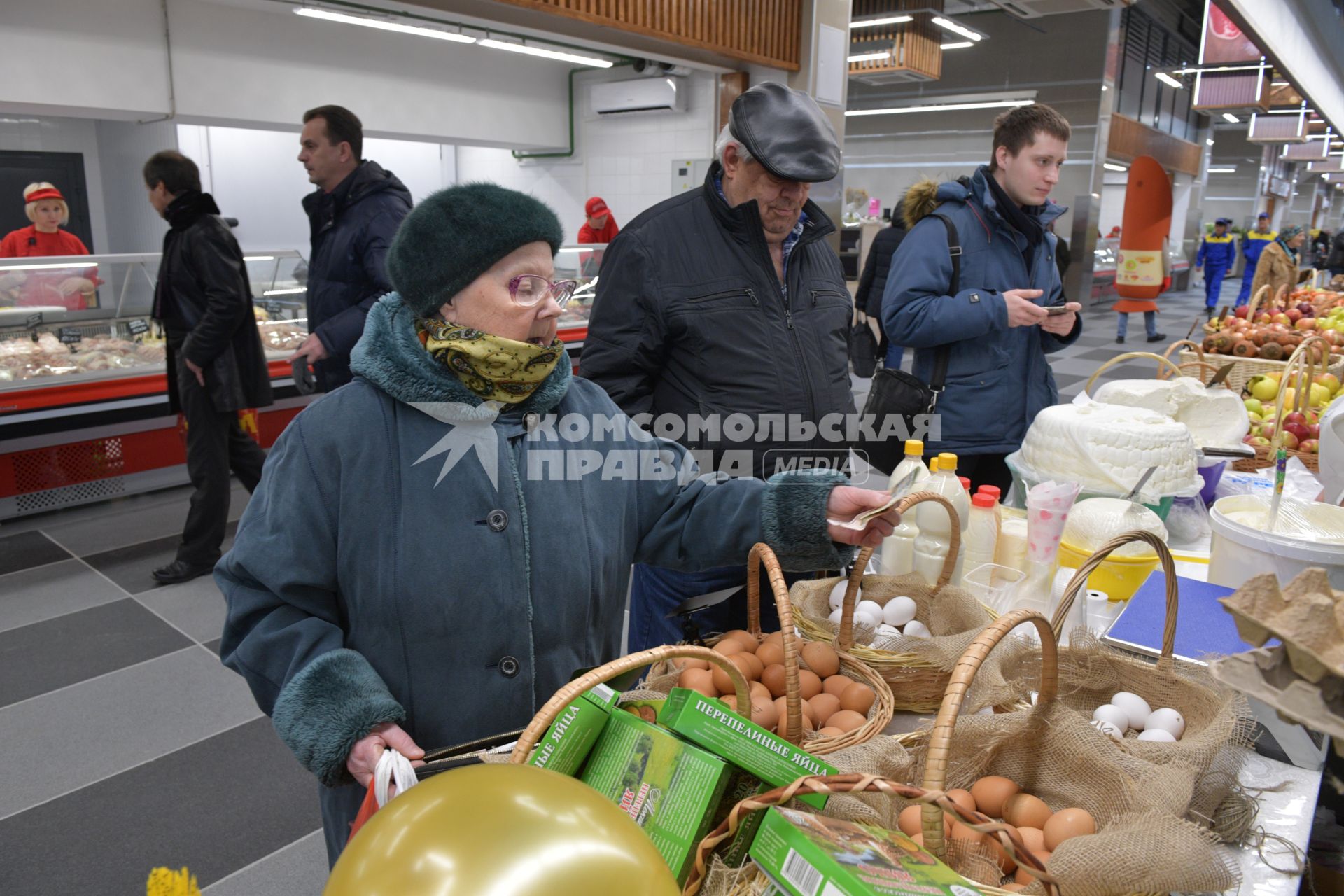 Москва. Покупатели  на  Велозаводском рынке.