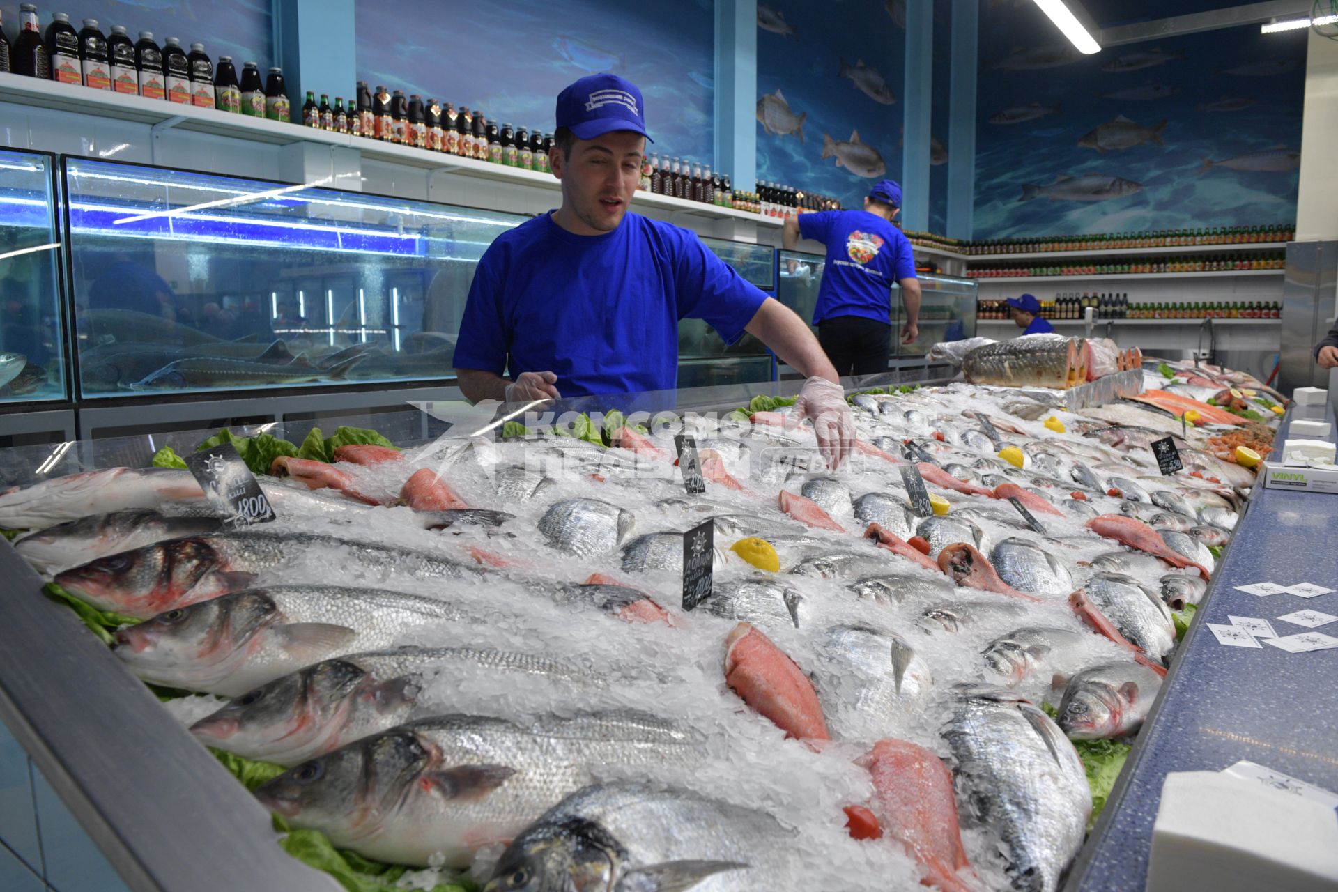 Москва. Торговля  морепродуктами на  Велозаводском рынке.