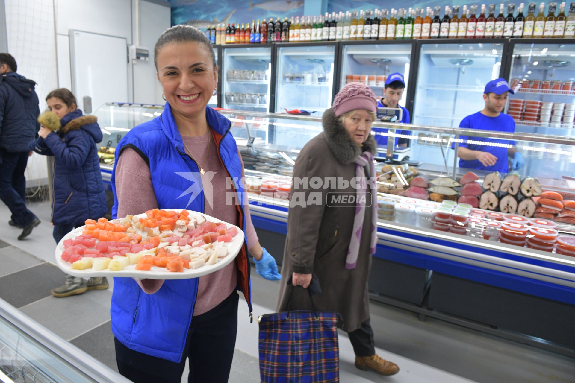 Москва. Торговля  морепродуктами на  Велозаводском рынке.