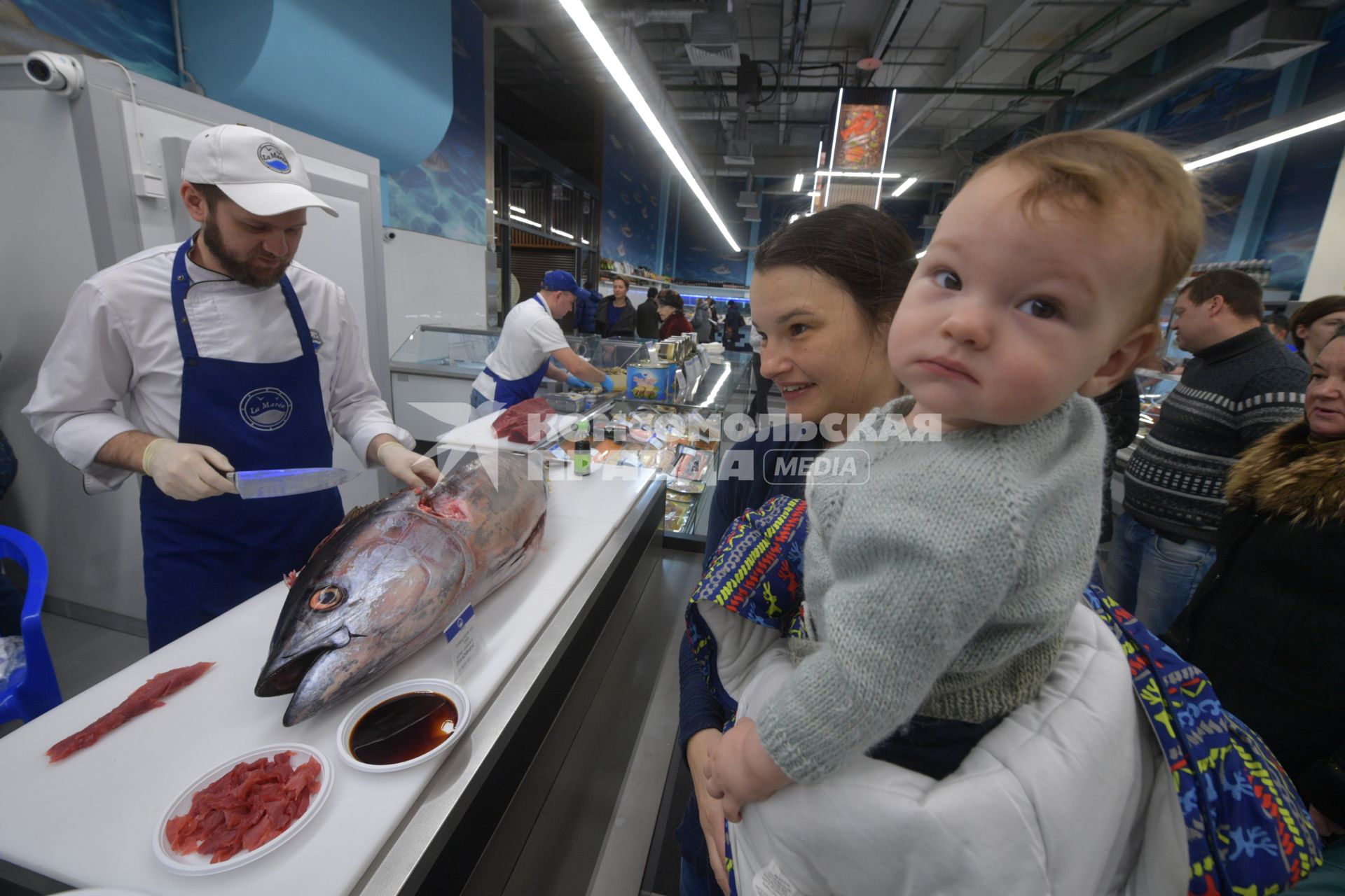 Москва. Торговля  морепродуктами на  Велозаводском рынке.