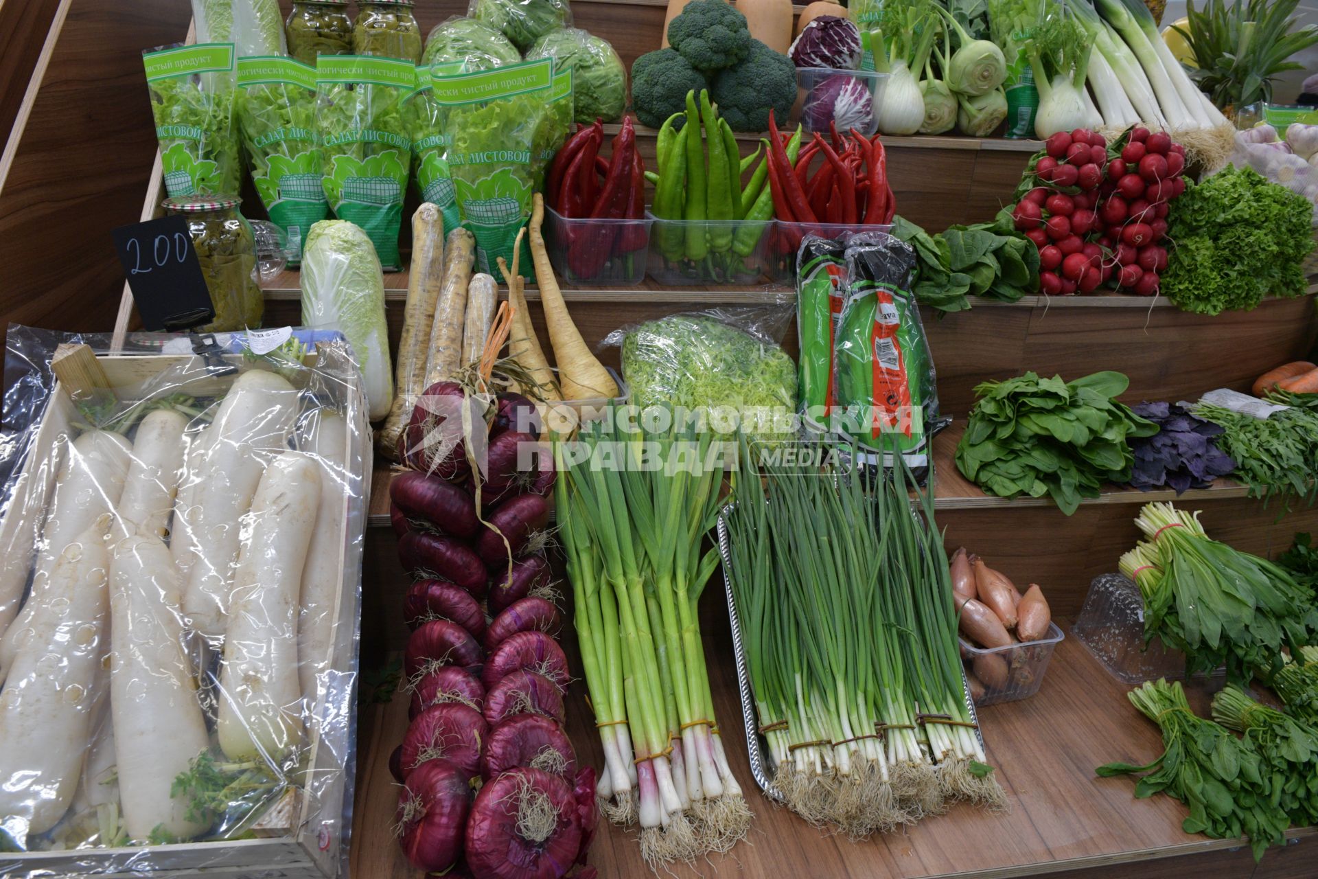 Москва. Торговля фермерской продукцией на  Велозаводском рынке.