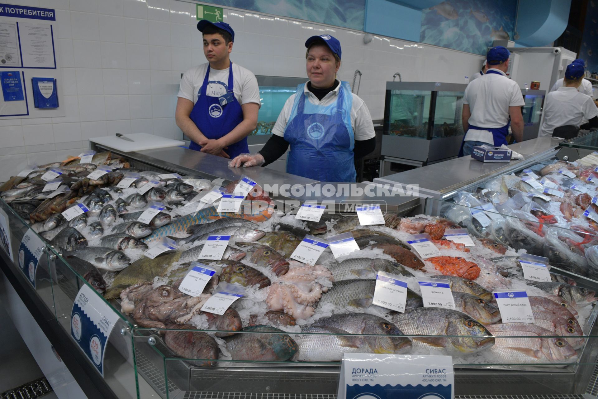 Москва. Торговля  морепродуктами на  Велозаводском рынке.