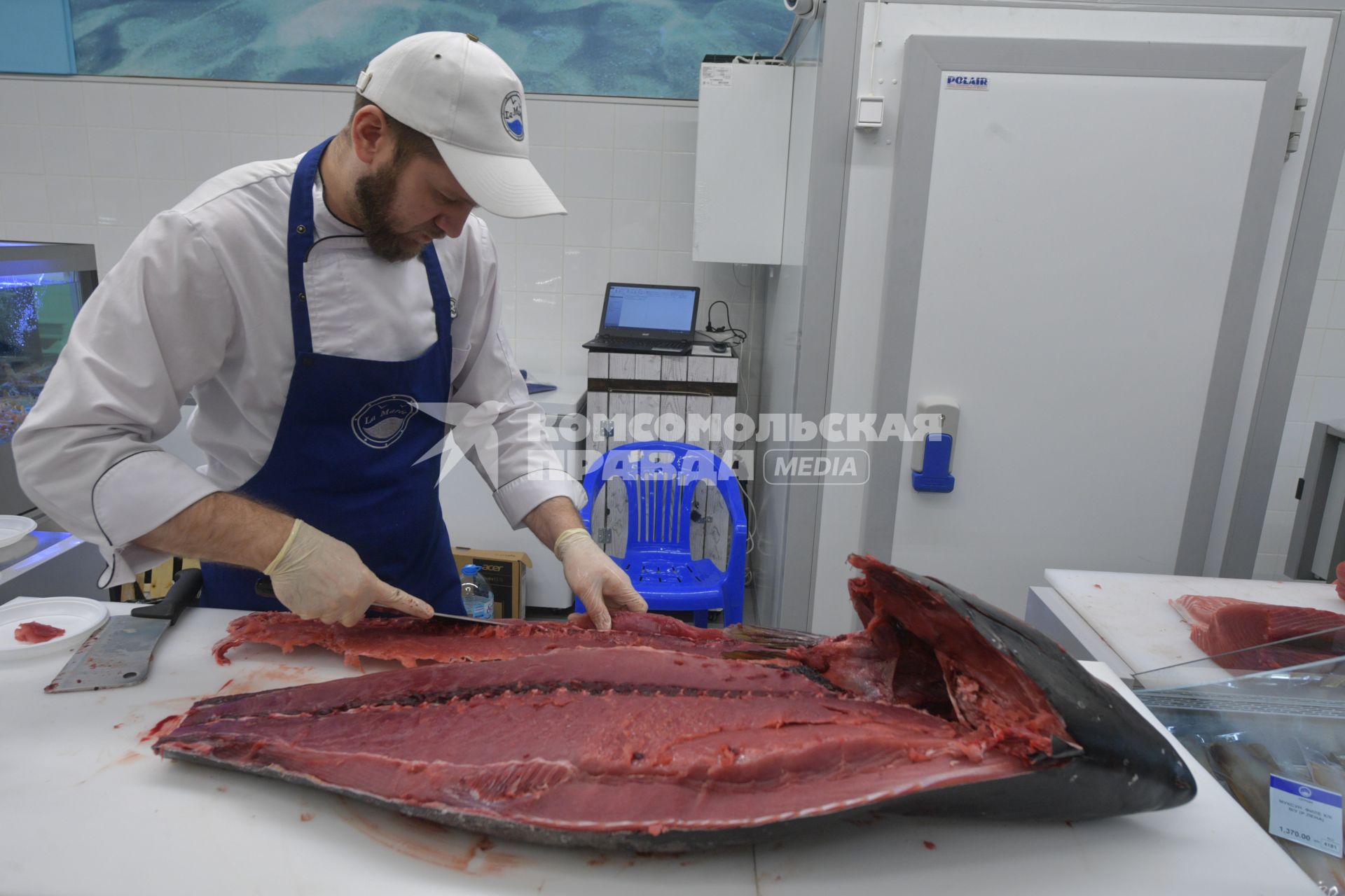 Москва. Торговля  морепродуктами на  Велозаводском рынке.