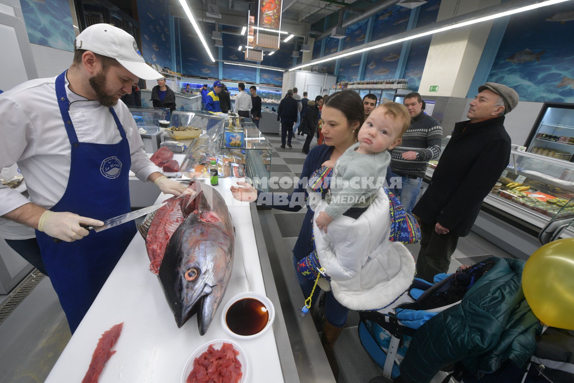 Москва. Торговля  морепродуктами на  Велозаводском рынке.