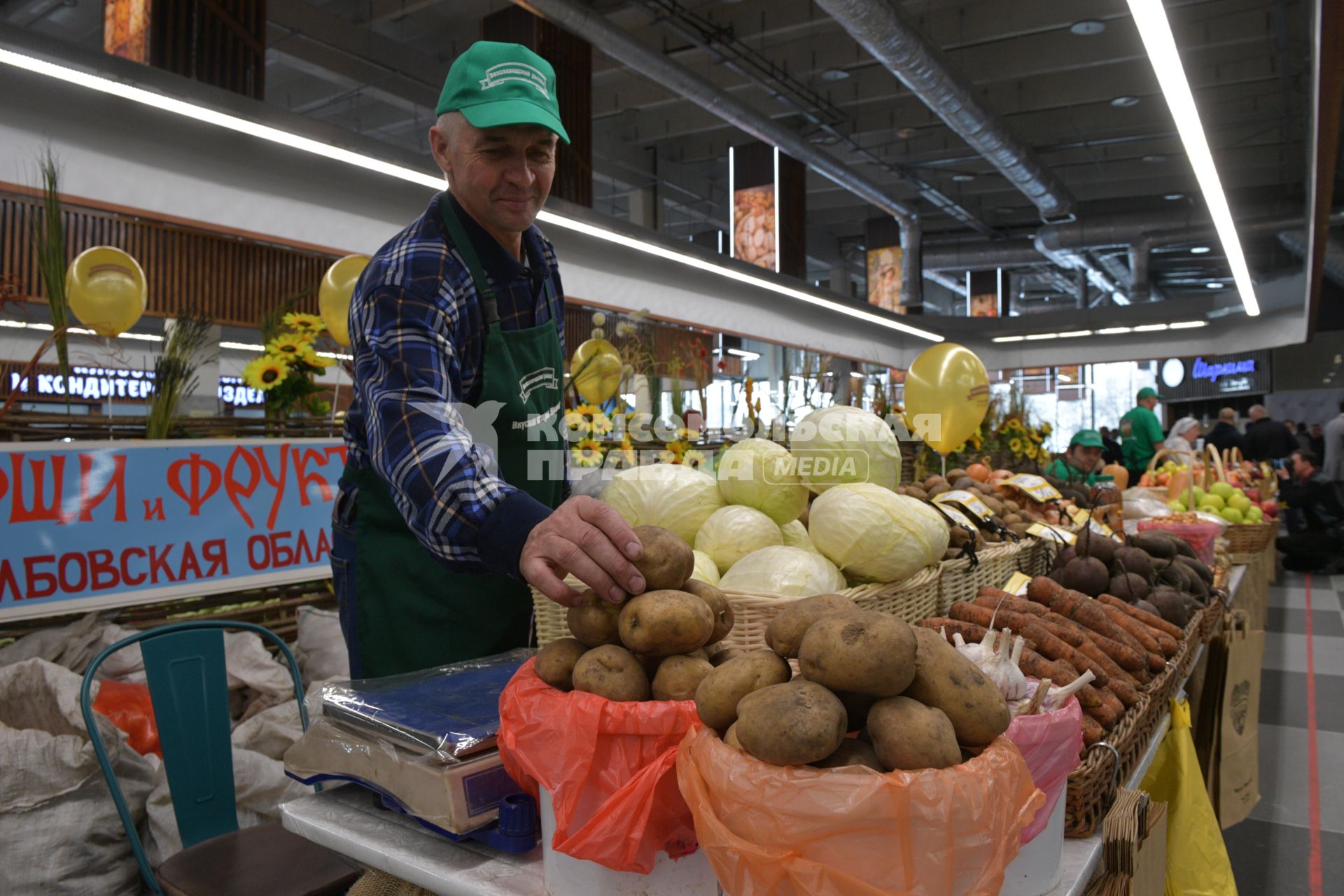 Москва. Торговля фермерской продукцией на  Велозаводском рынке.