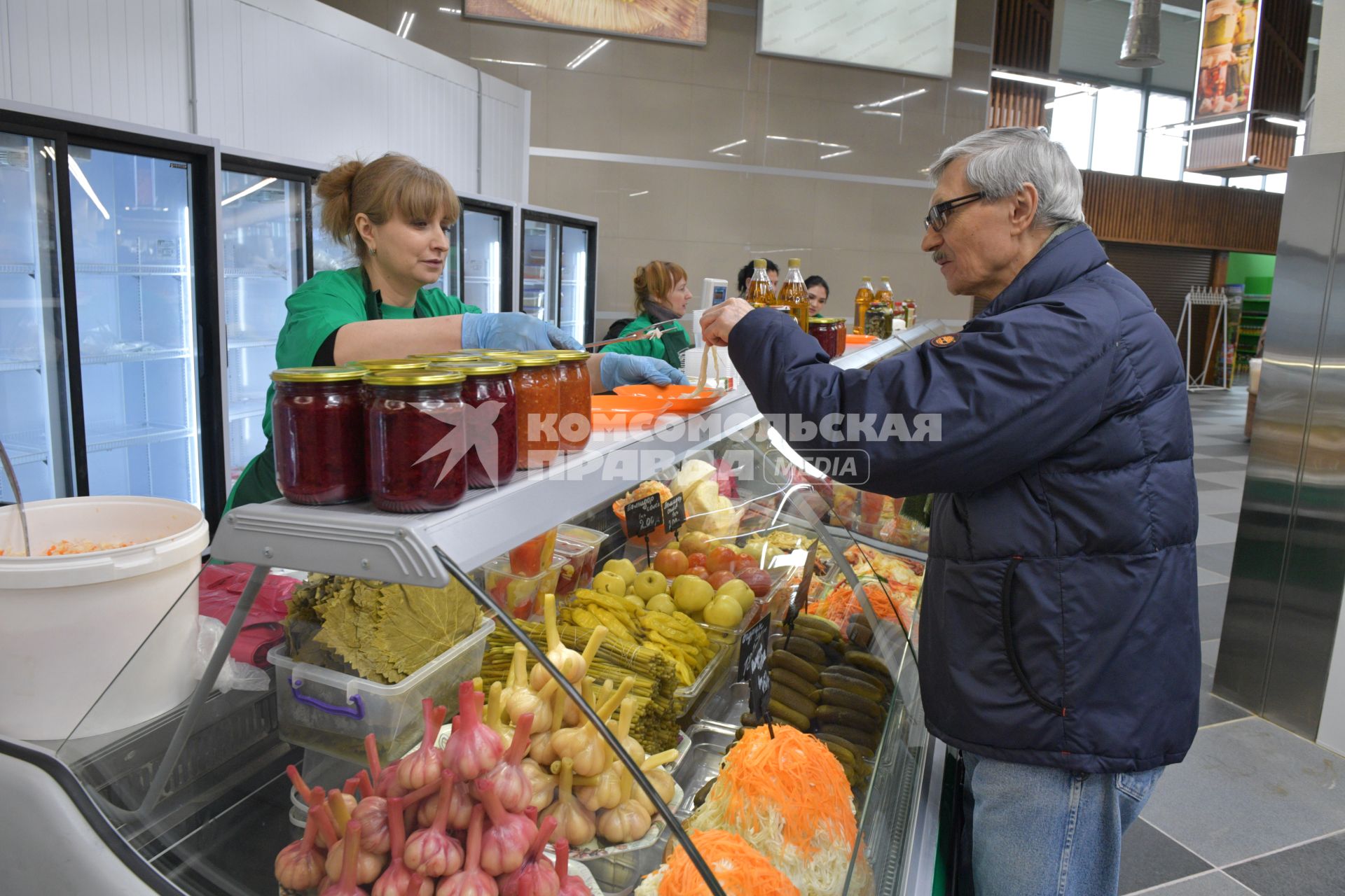Москва. Торговля фермерской продукцией на  Велозаводском рынке.