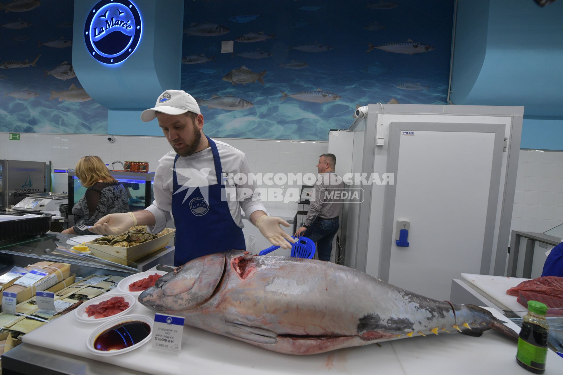 Москва. Торговля  морепродуктами на  Велозаводском рынке.