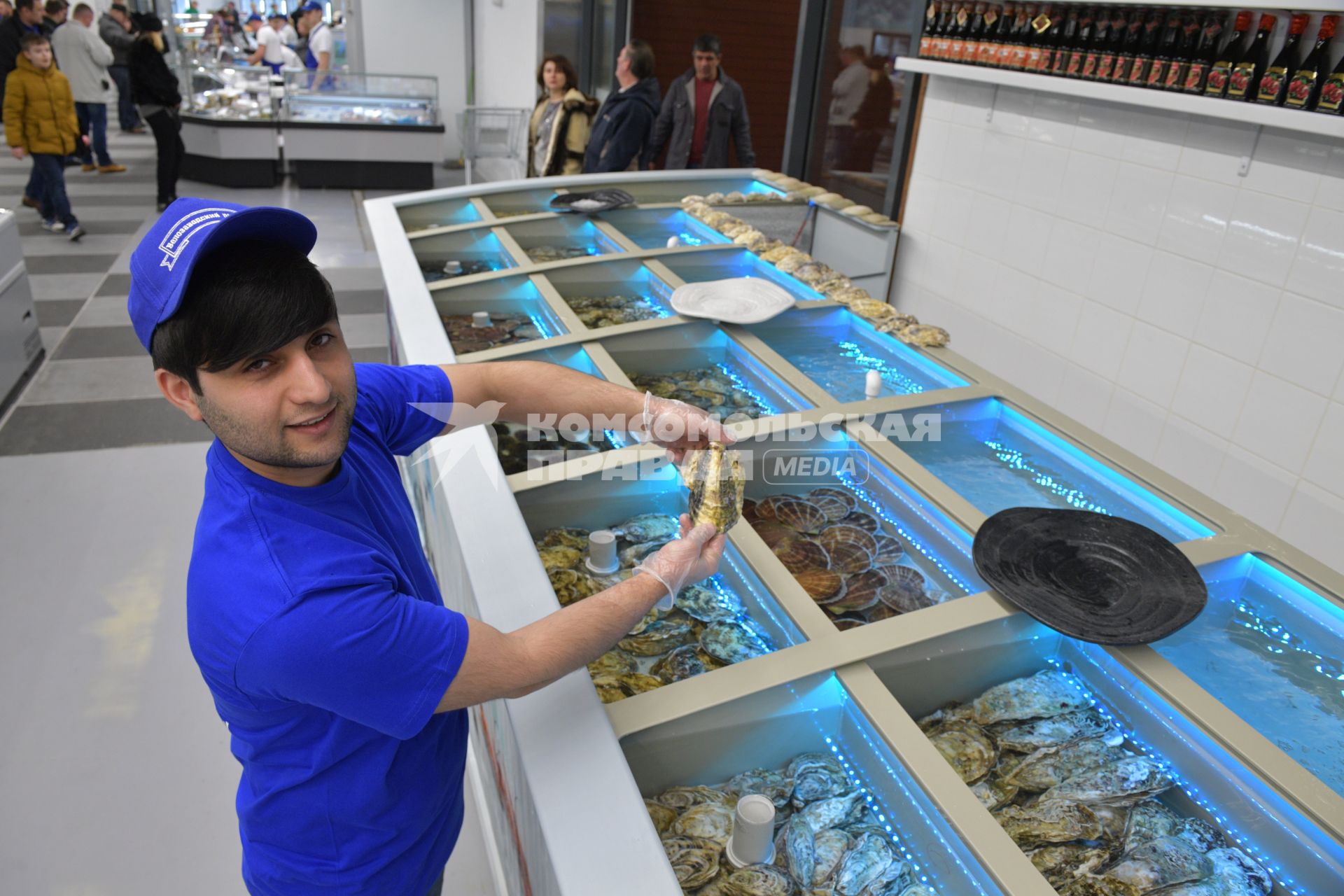 Москва. Торговля  морепродуктами на  Велозаводском рынке.