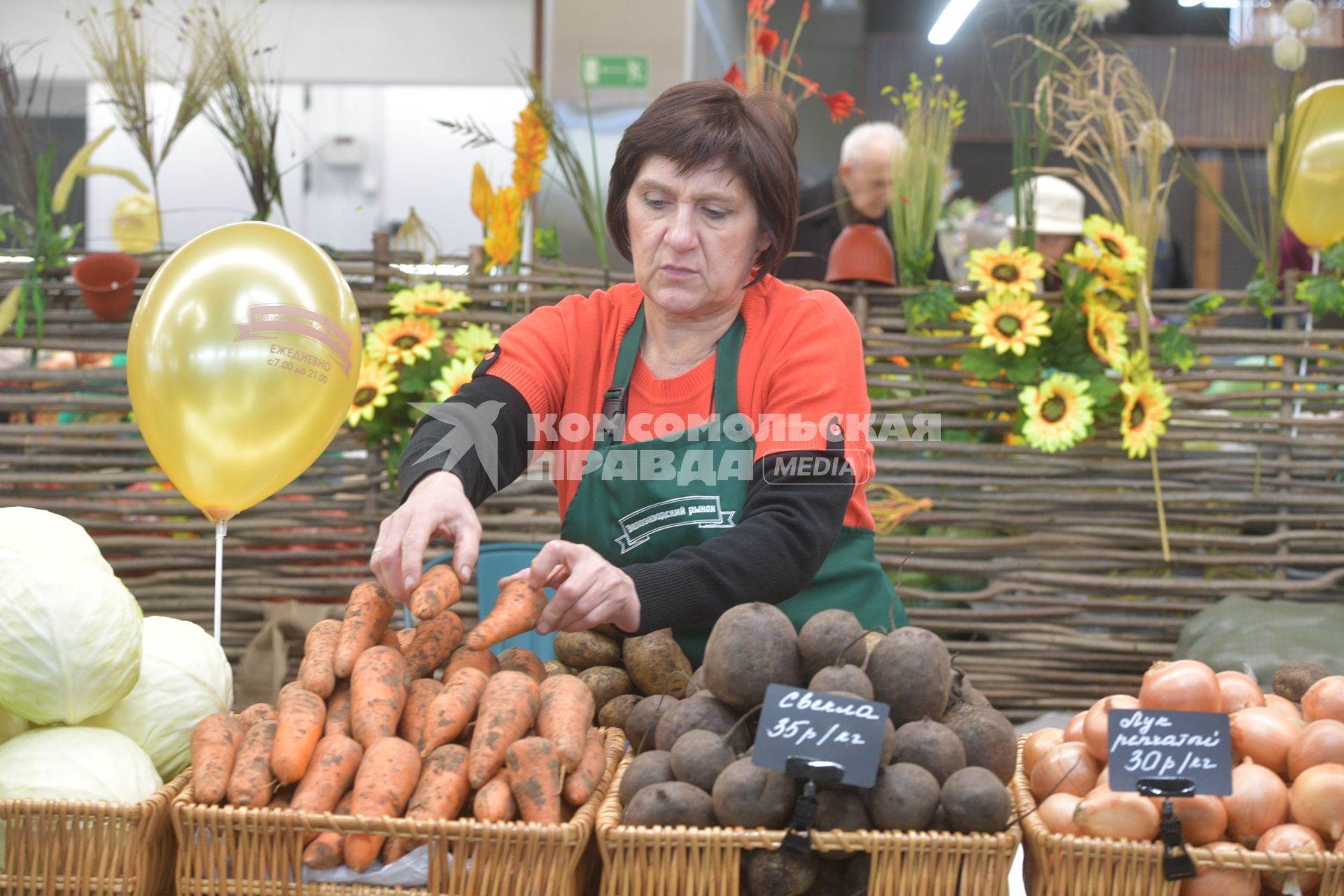 Москва. Торговля фермерской продукцией на  Велозаводском рынке.