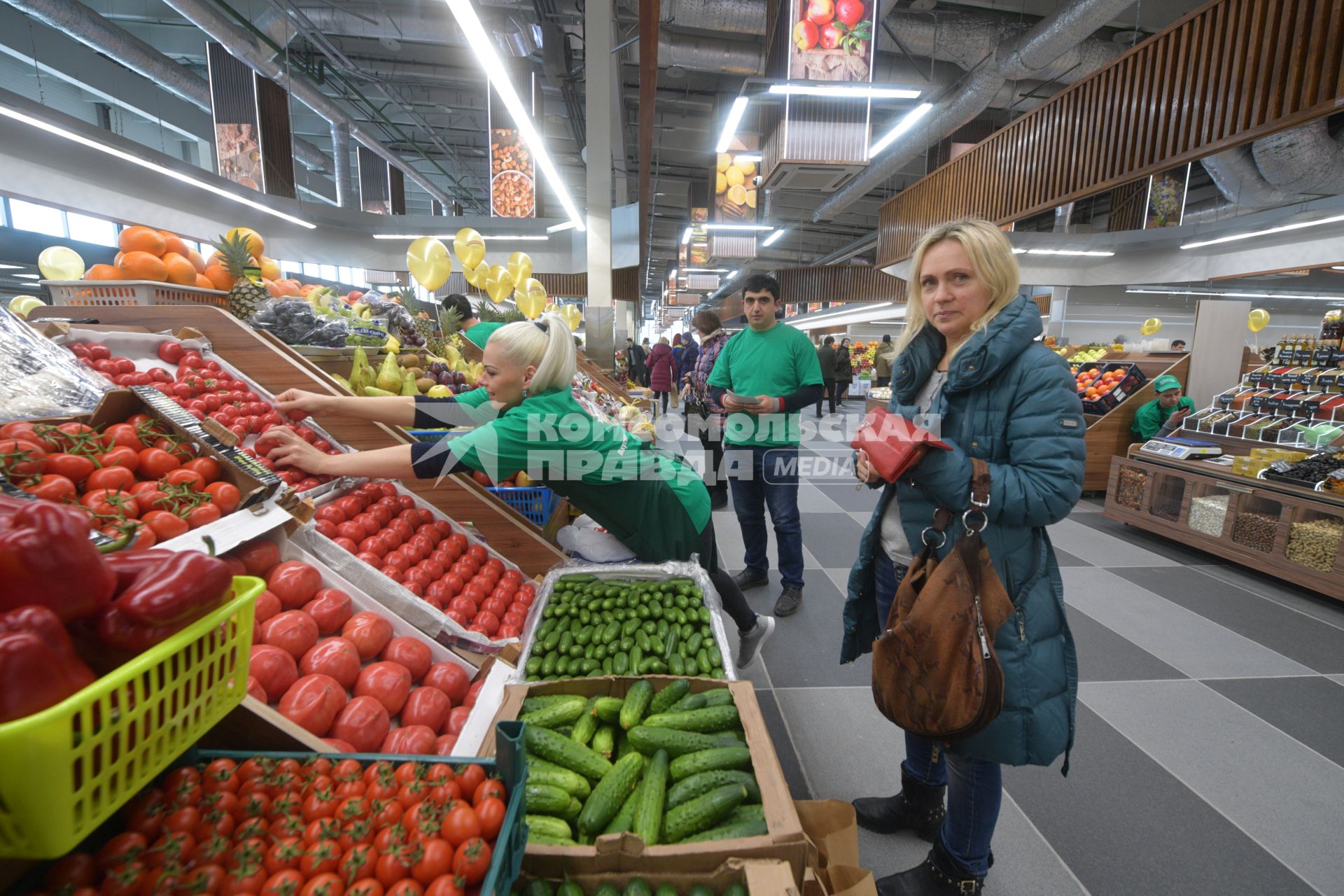 Москва. Торговля фермерской продукцией на  Велозаводском рынке.