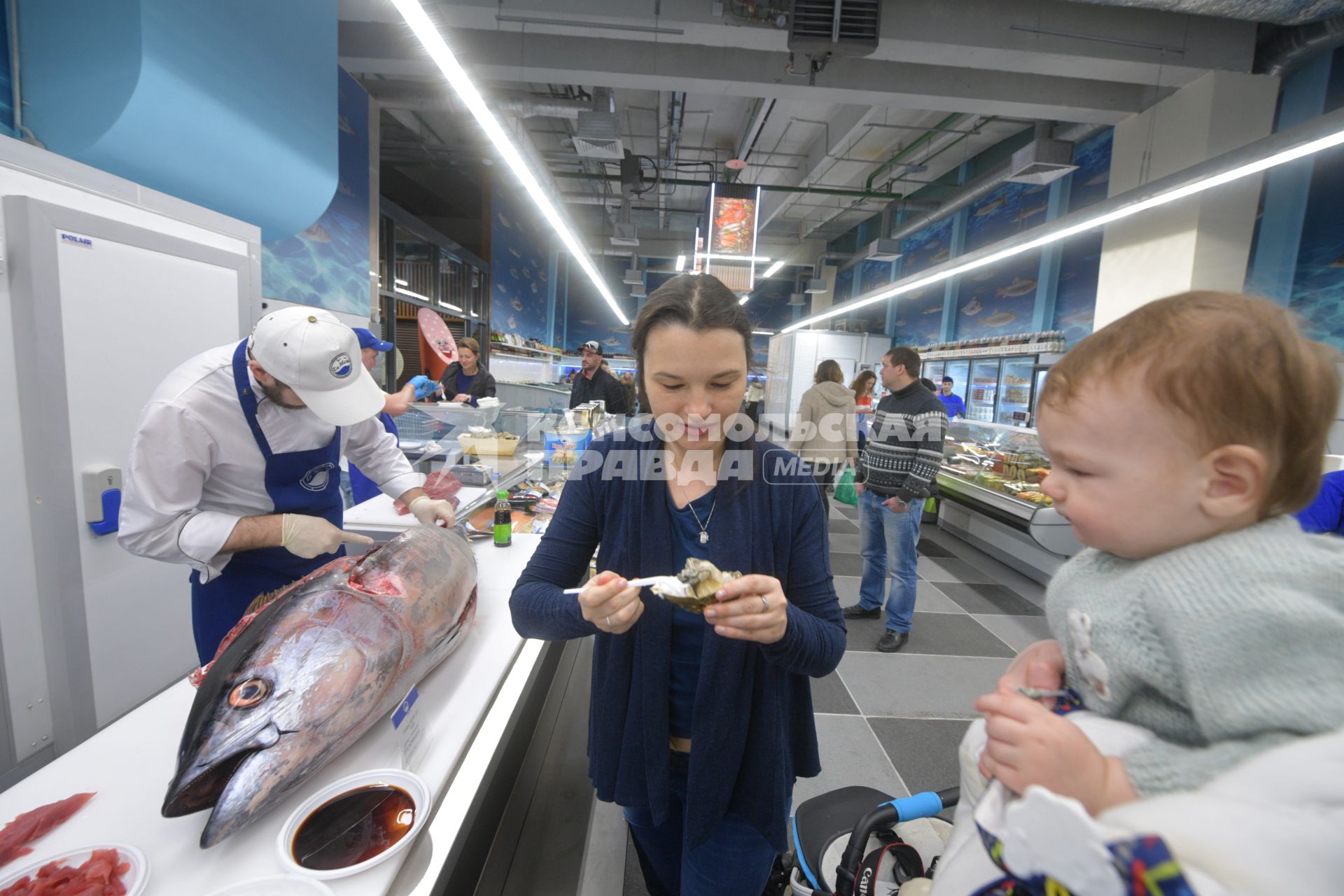 Москва. Торговля  морепродуктами на  Велозаводском рынке.