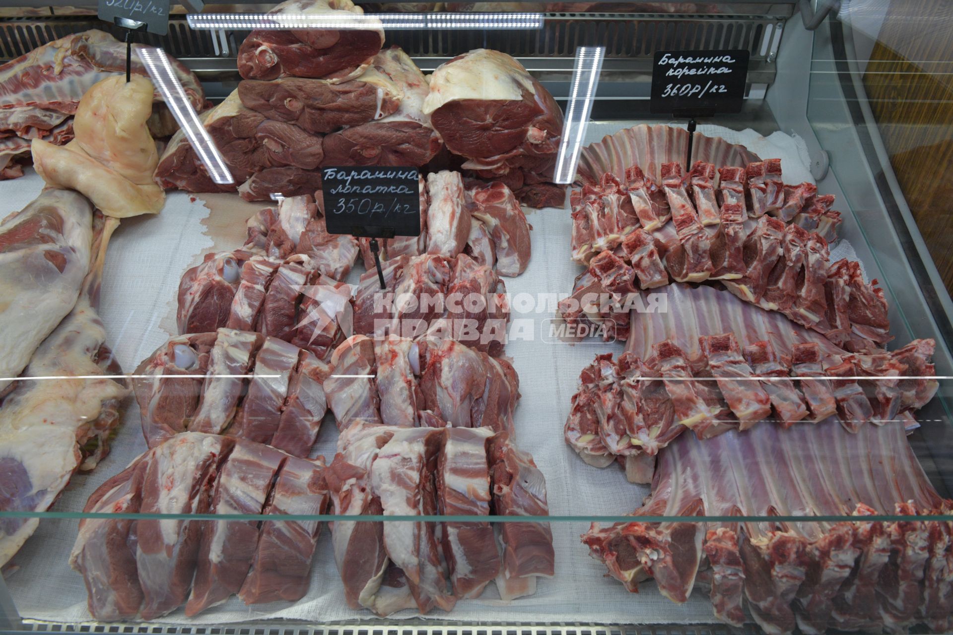 Москва. Торговля фермерской продукцией на  Велозаводском рынке.
