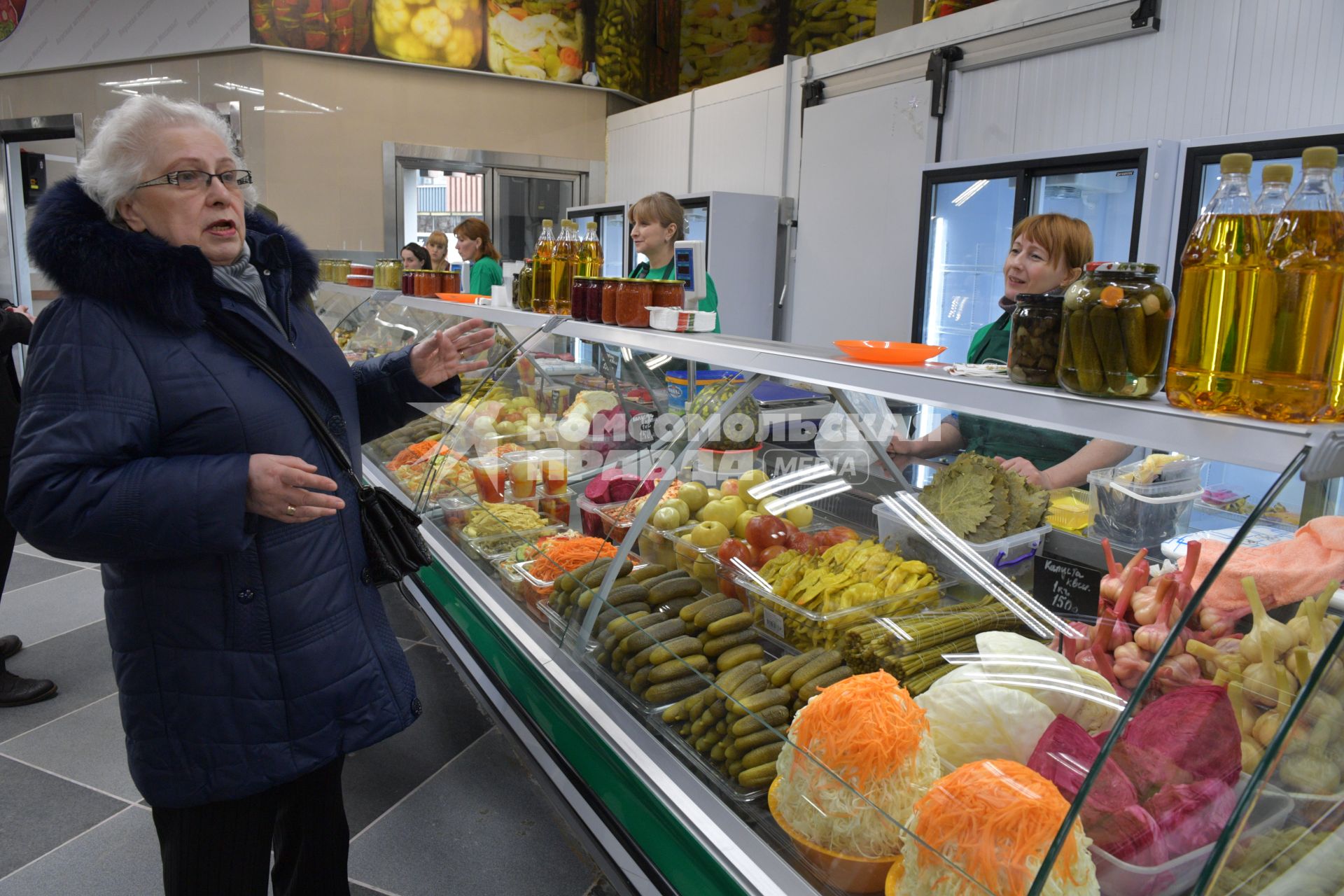 Москва. Торговля фермерской продукцией на  Велозаводском рынке.
