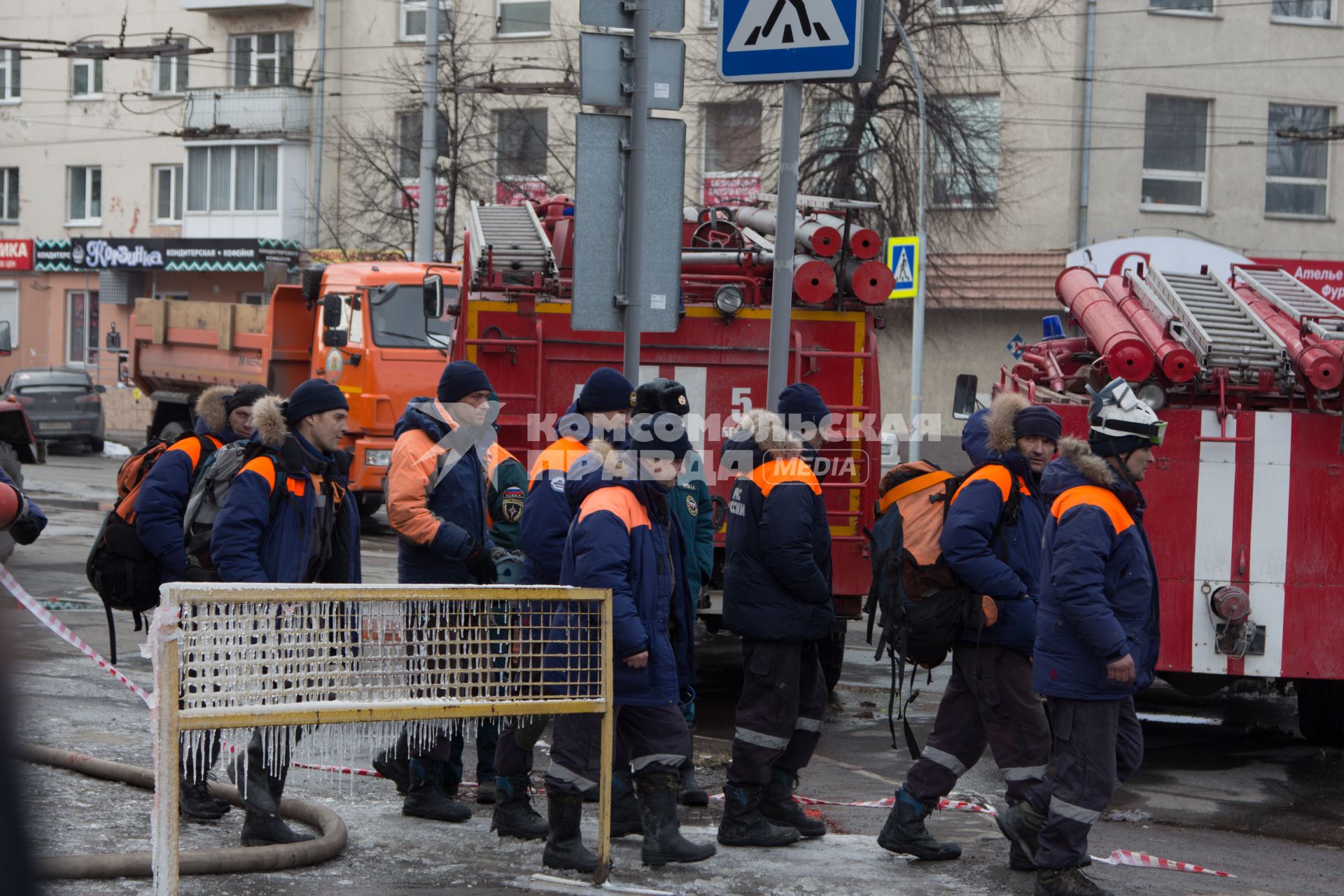 Кемерово. Сотрудники МЧС на месте ликвидации последствий пожара в ТЦ `Зимняя вишня`.