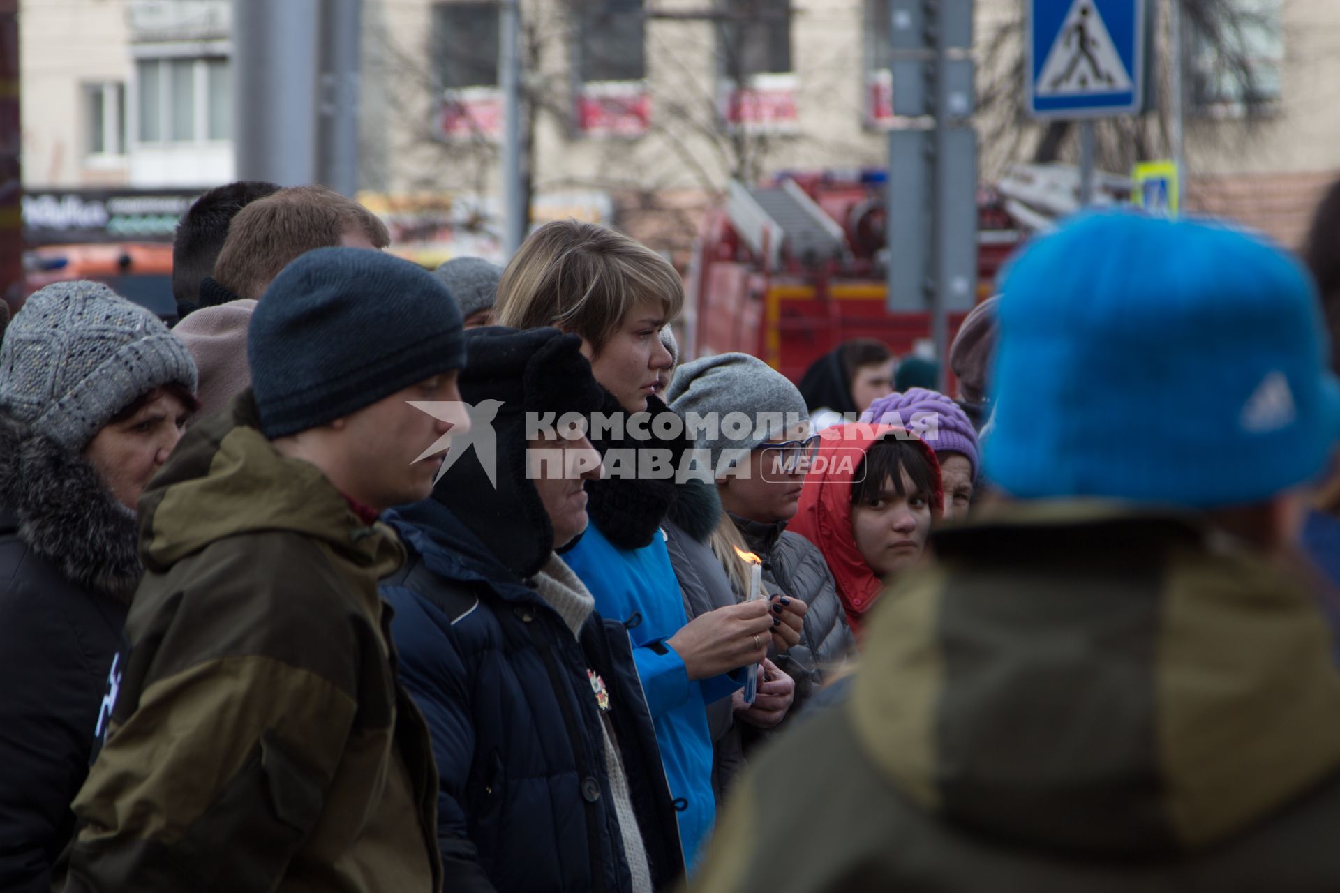 Кемерово. Люди несут цветы и игрушки в память о погибших детях в пожаре в ТЦ `Зимняя вишня`.