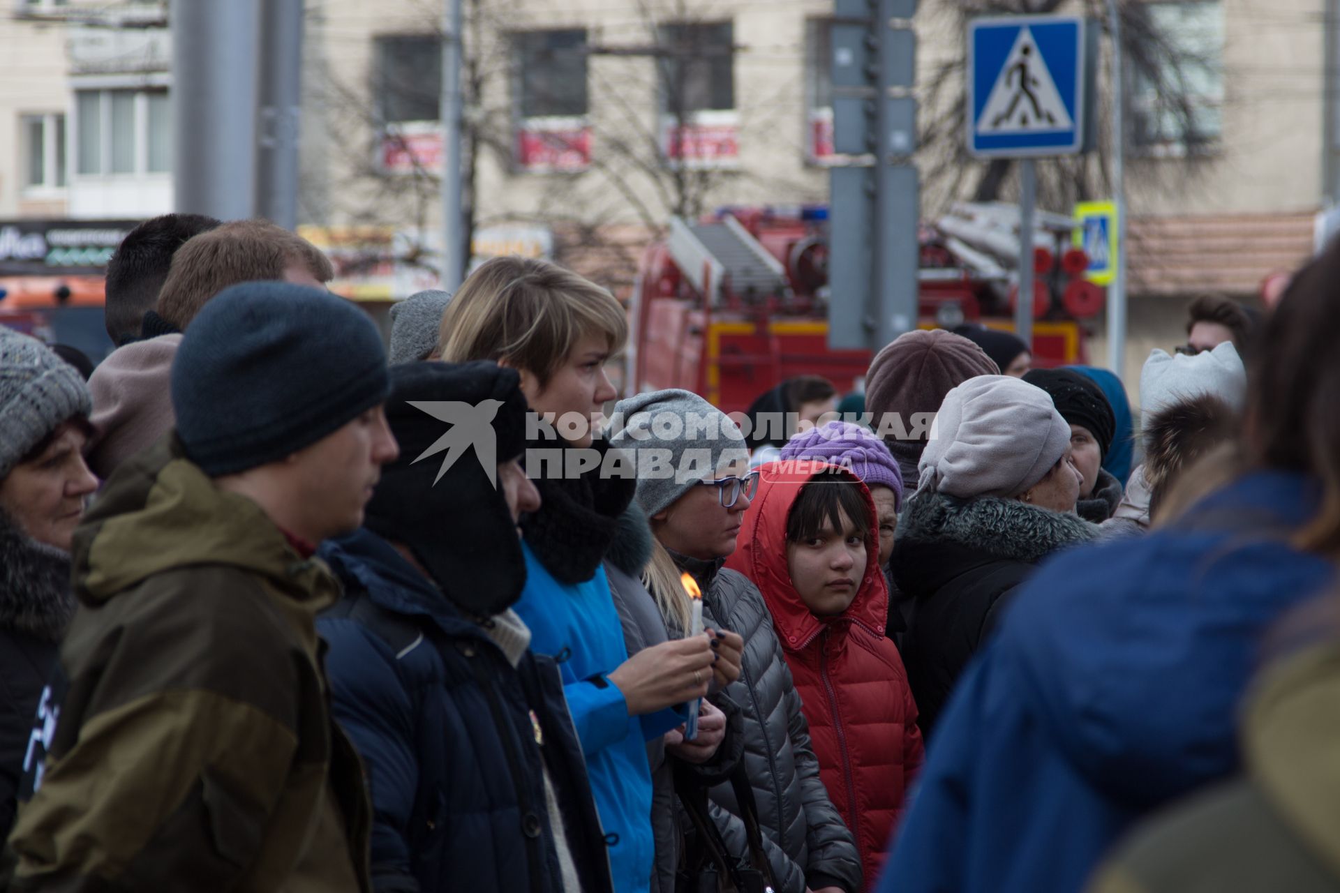 Кемерово. Люди несут цветы и игрушки в память о погибших детях в пожаре в ТЦ `Зимняя вишня`.