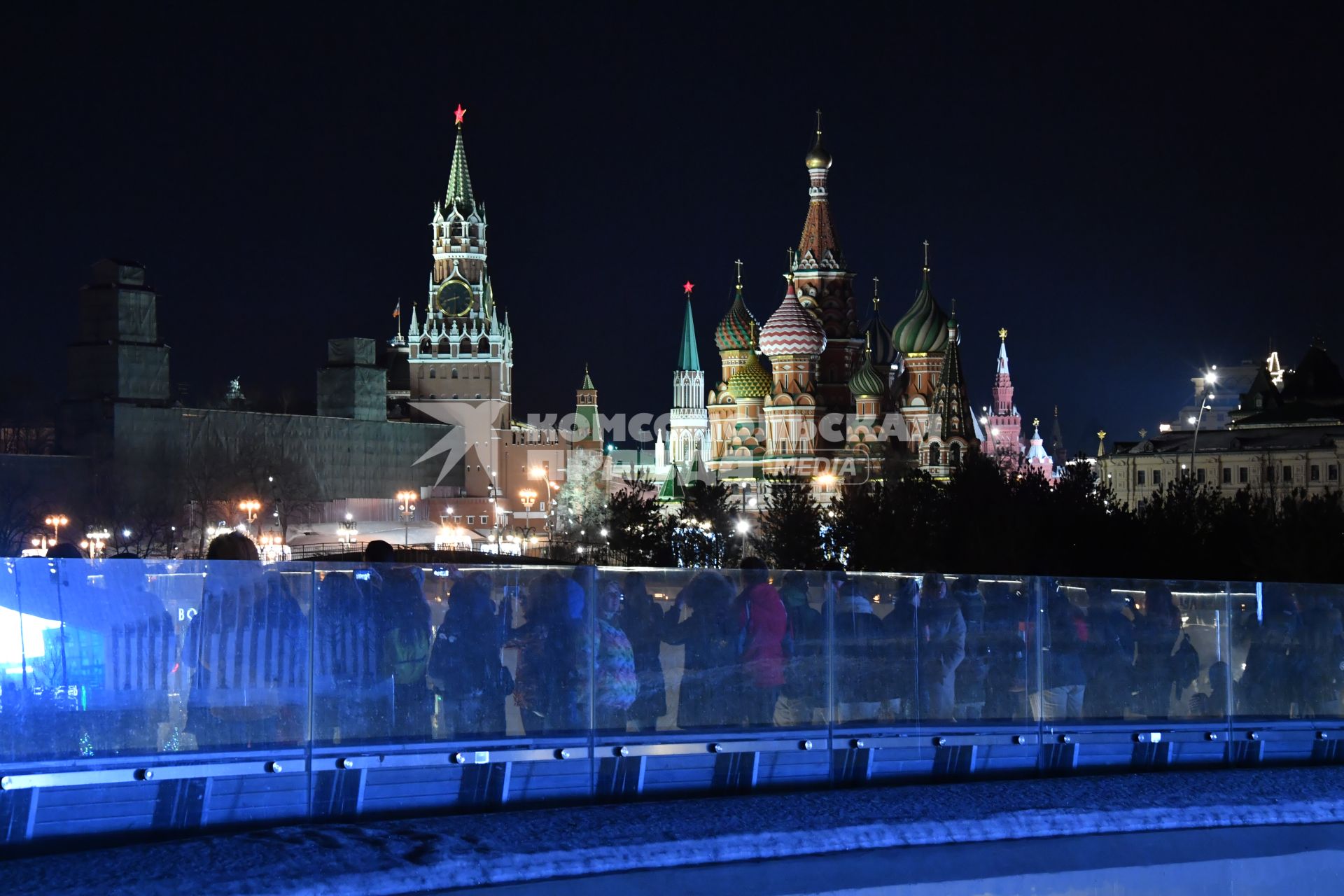 Москва.   Люди на парящем мосту в парке `Зарядье`  после отключения подсветки в рамках экологической акции `Час Земли`.