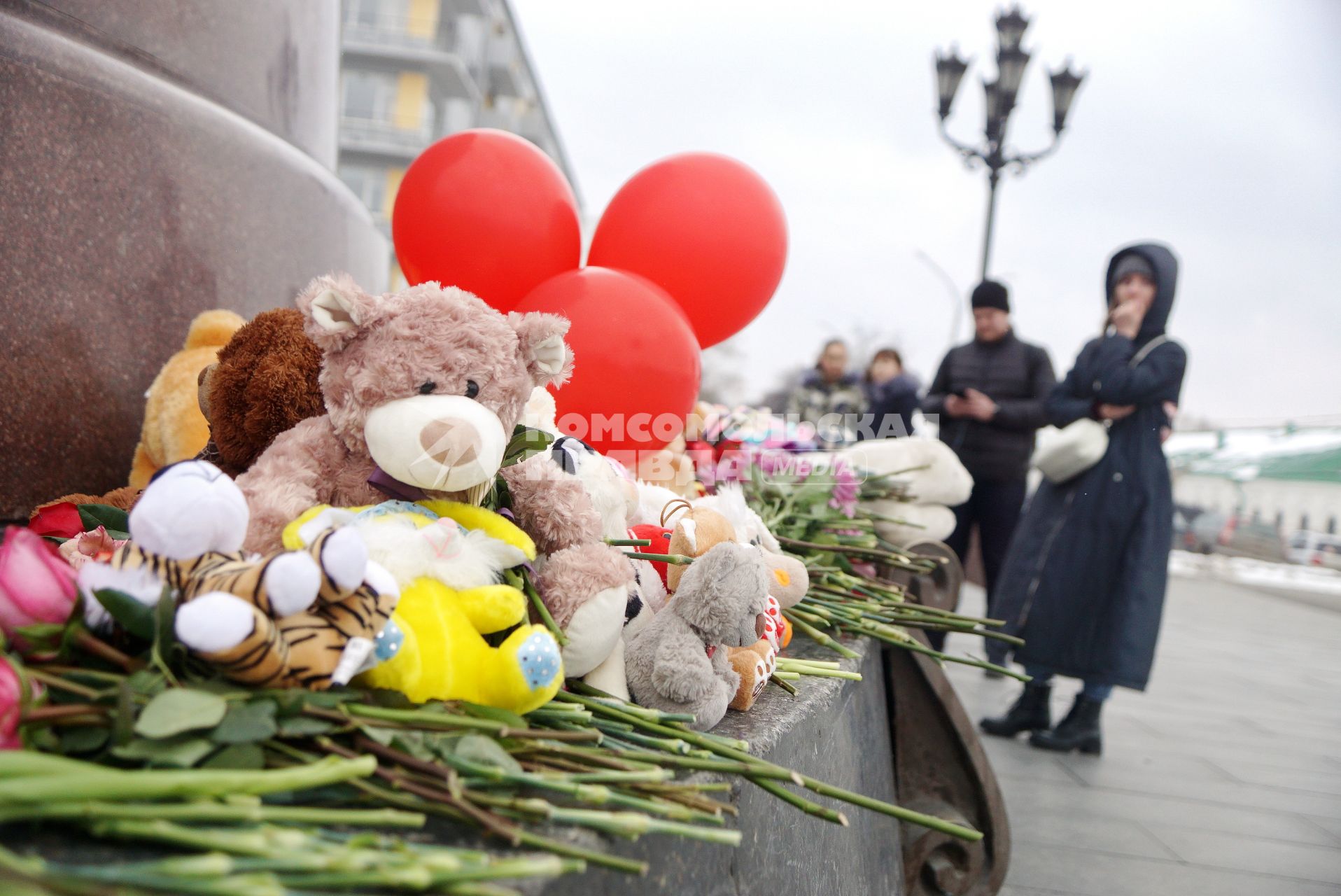 Екатеринбург. Площадь труда. Екатеринбуржцы почтили память погибших в пожаре в ТЦ \'Зимняя вишня\' в Кемерово