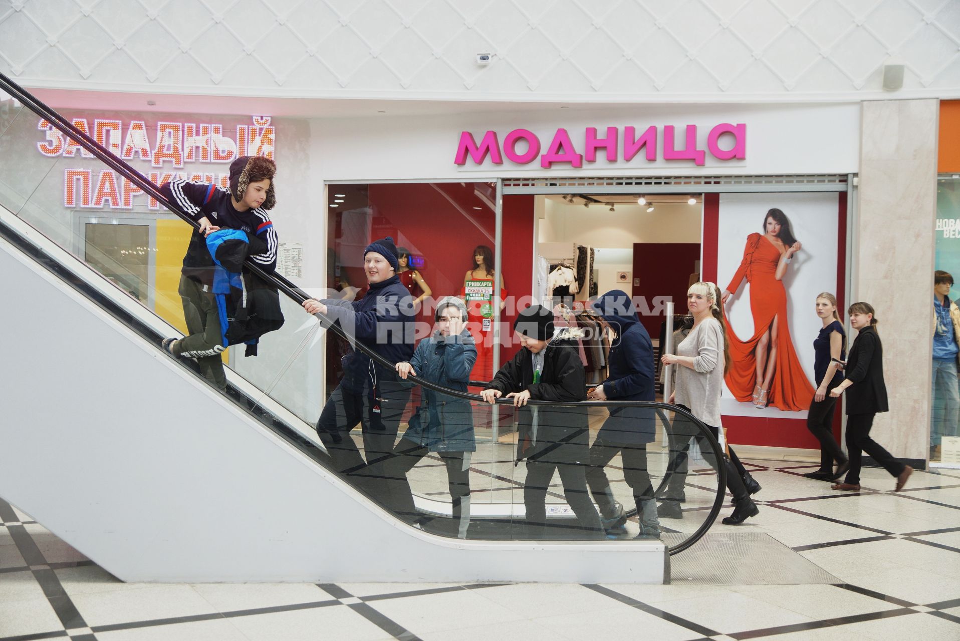 Екатеринбург. Дети в ТРЦ \'Гринвич\'. Сотрудники прокуратуры и МЧС провели внеплановую проверку пожарной безопасности в ТРЦ \'Гринвич\', после пожара в ТРЦ \'Зимняя вишня\' в г.Кемерово где погибли более 60 человек