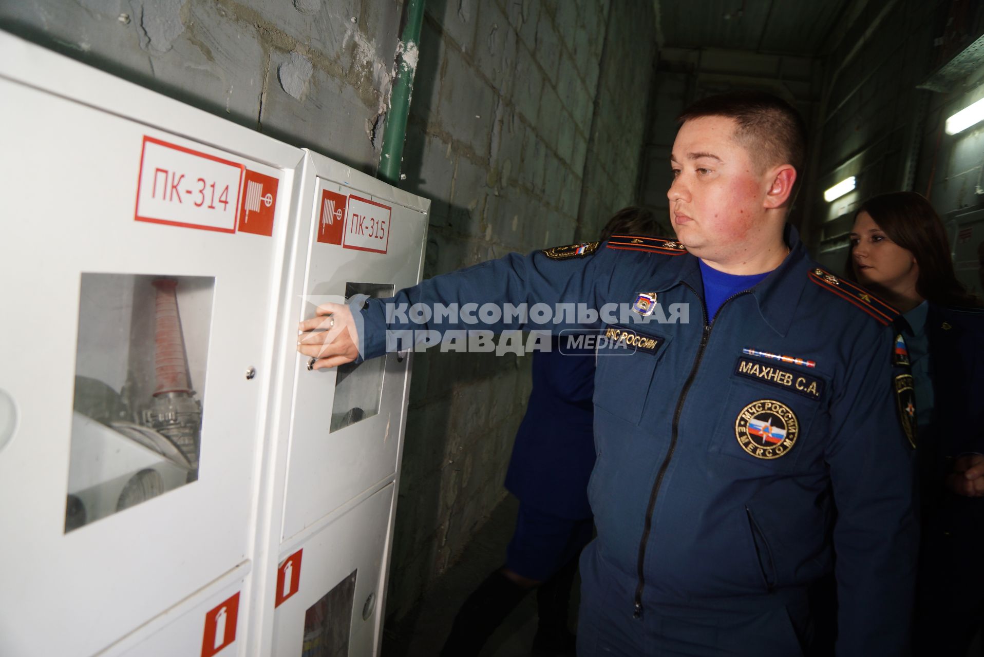 Екатеринбург. Пожарный гидрант эвакуационного выхода из кинозала в ТРЦ \'Гринвич\'. Сотрудники прокуратуры и МЧС провели внеплановую проверку пожарной безопасности в ТРЦ \'Гринвич\', после пожара в ТРЦ \'Зимняя вишня\' в г.Кемерово где погибли более 60 человек