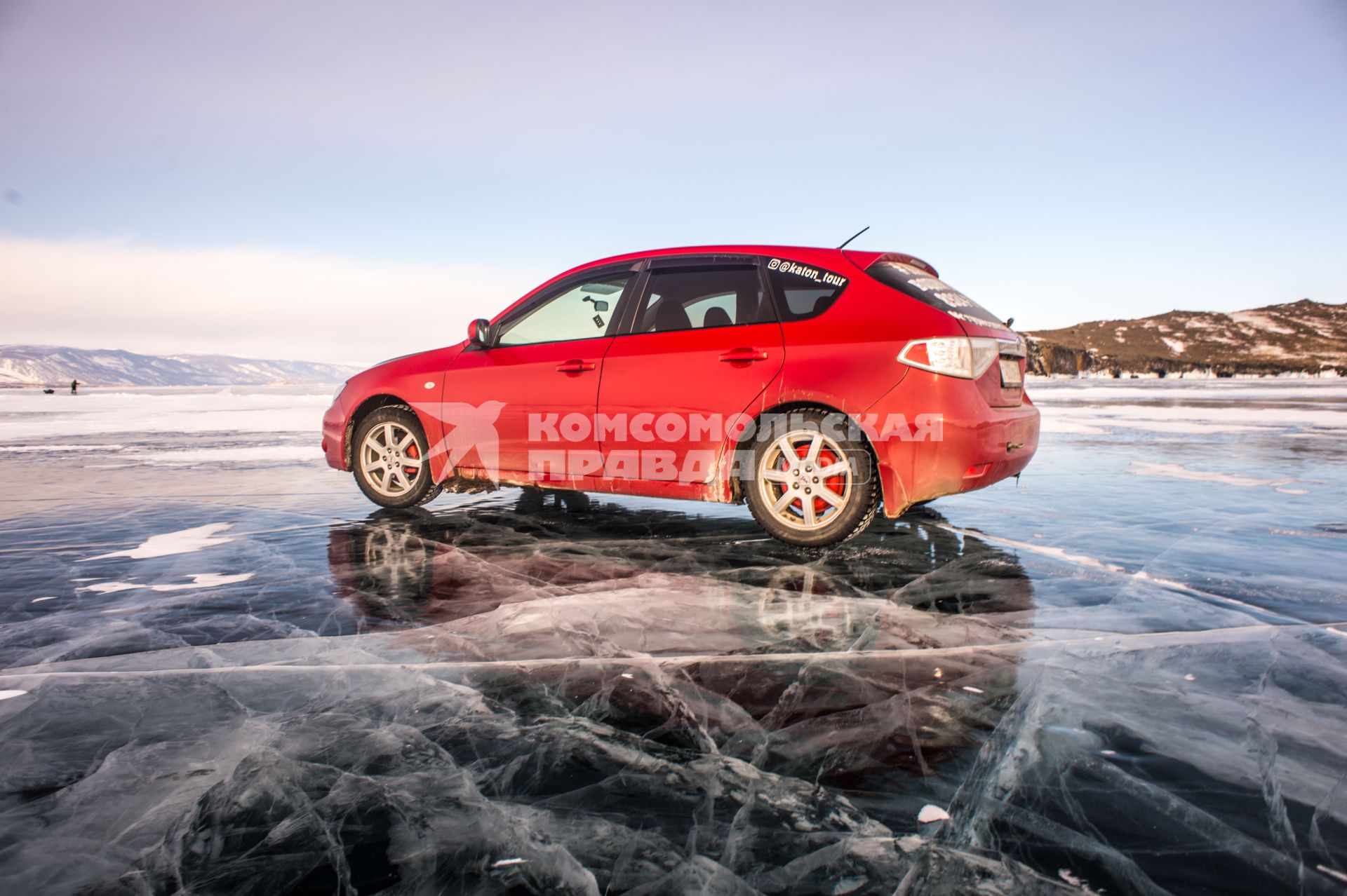 Иркутская область, озеро Байкал.  Машина  едет по  льду озера Байкал.