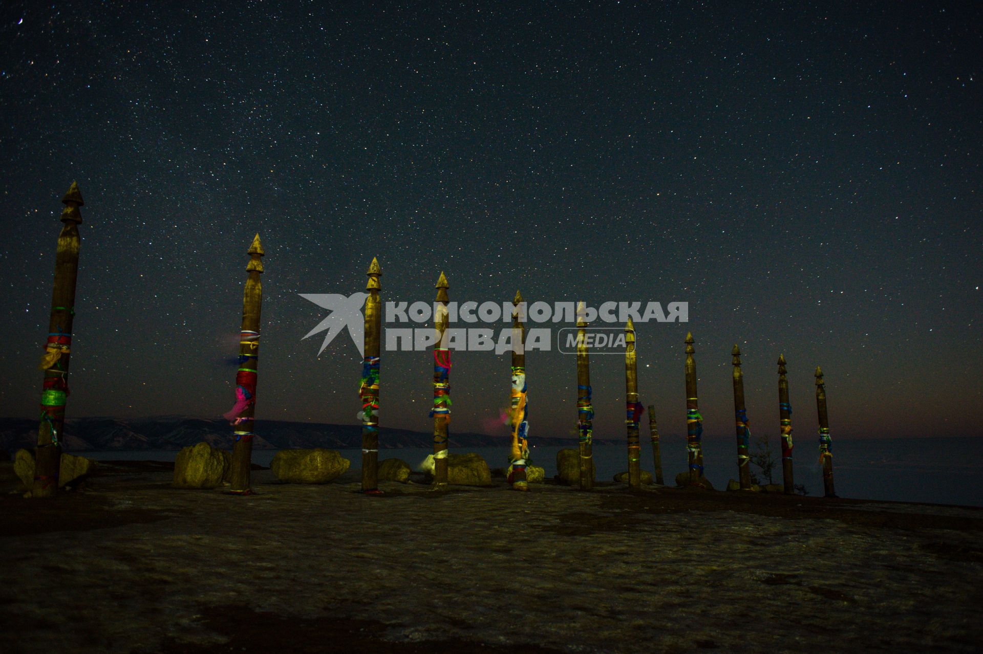Иркутская область, озеро Байкал, остров Ольхон.  Звездное небо над  озером Байкал.