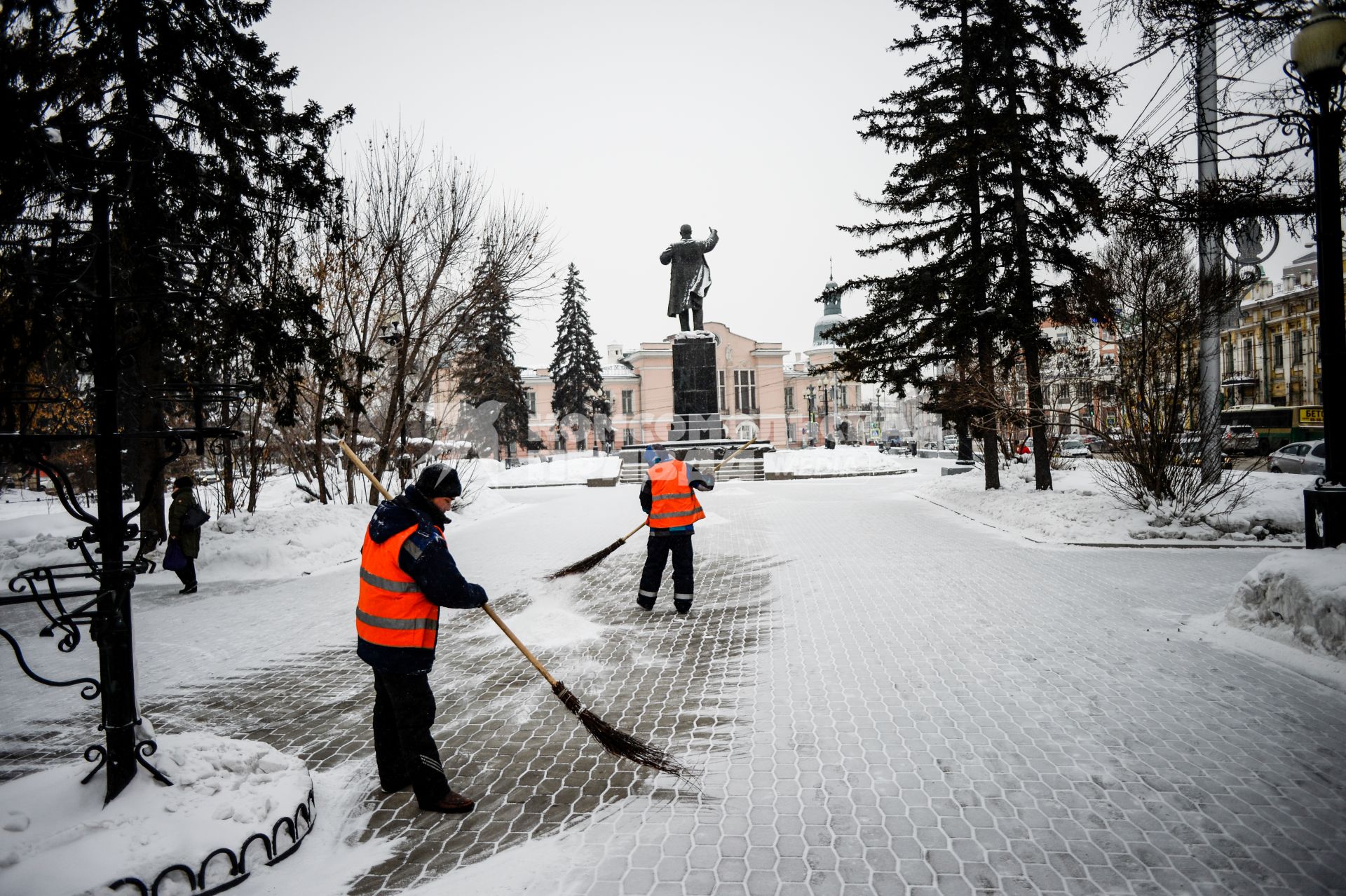 Иркутск.  Дворники подметают улицу.