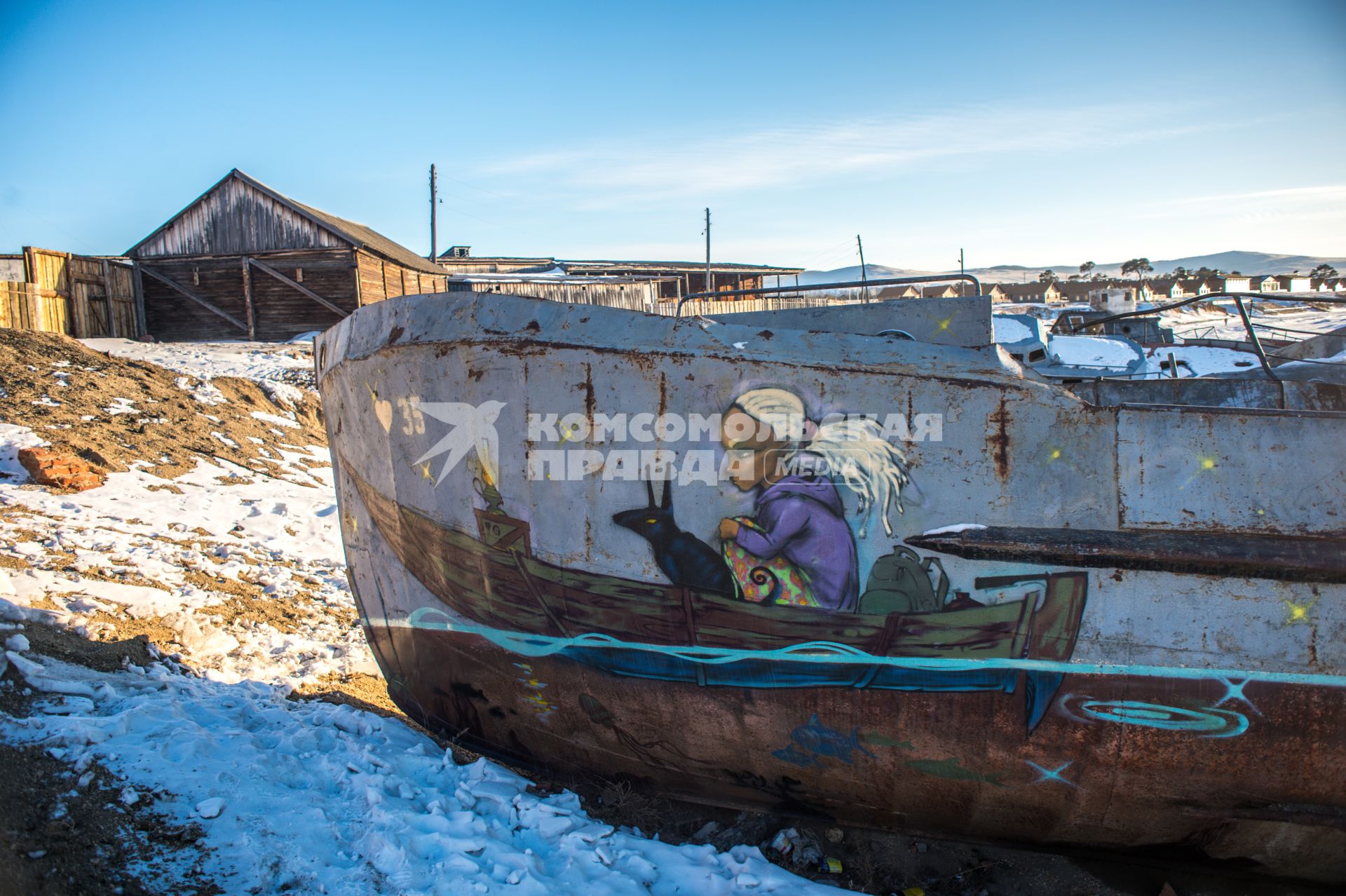 Остров Ольхон, поселок Хужир.   Граффити  на заброшенных лодках.