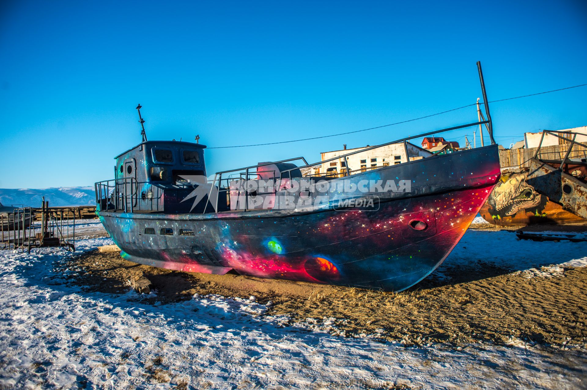 Остров Ольхон, поселок Хужир.   Граффити  на заброшенных лодках и катерах.