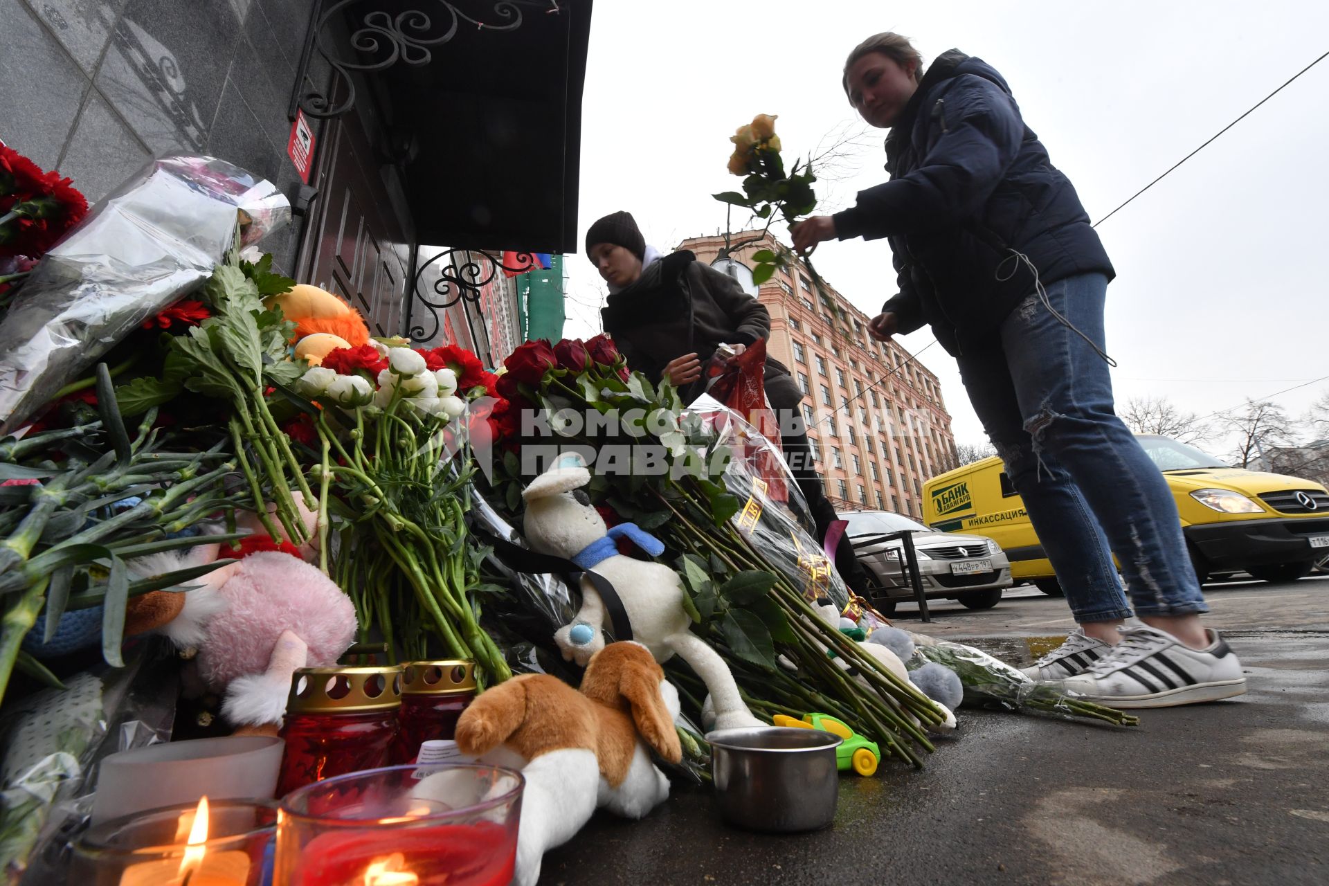 Москва. Люди возлагают цветы у представительства администрации Кемеровской области на Большой Татарской улице в память о погибших в пожаре в ТЦ  `Зимняя вишня` в Кемерово.