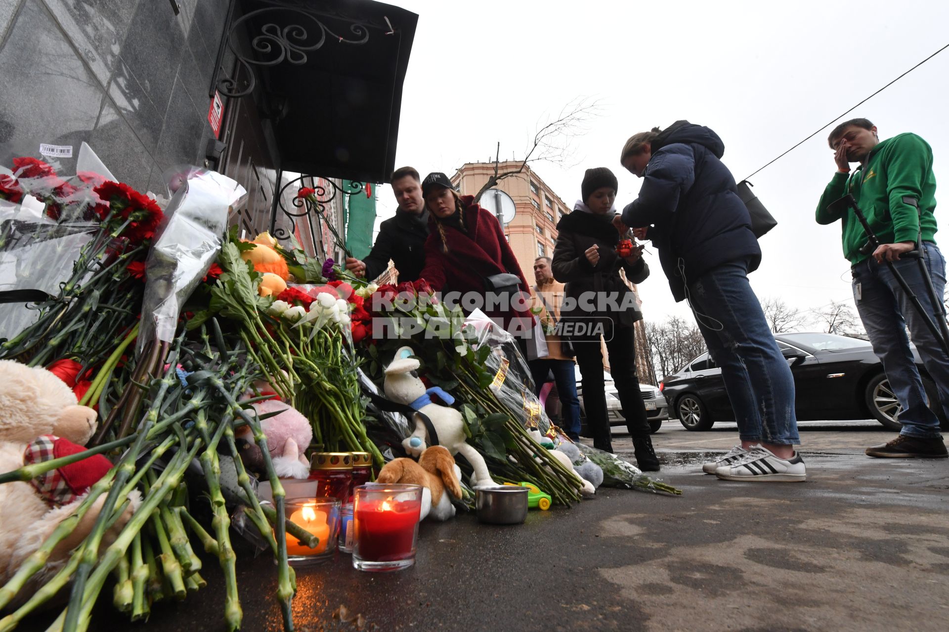 Москва. Люди возлагают цветы у представительства администрации Кемеровской области на Большой Татарской улице в память о погибших в пожаре в ТЦ  `Зимняя вишня` в Кемерово.