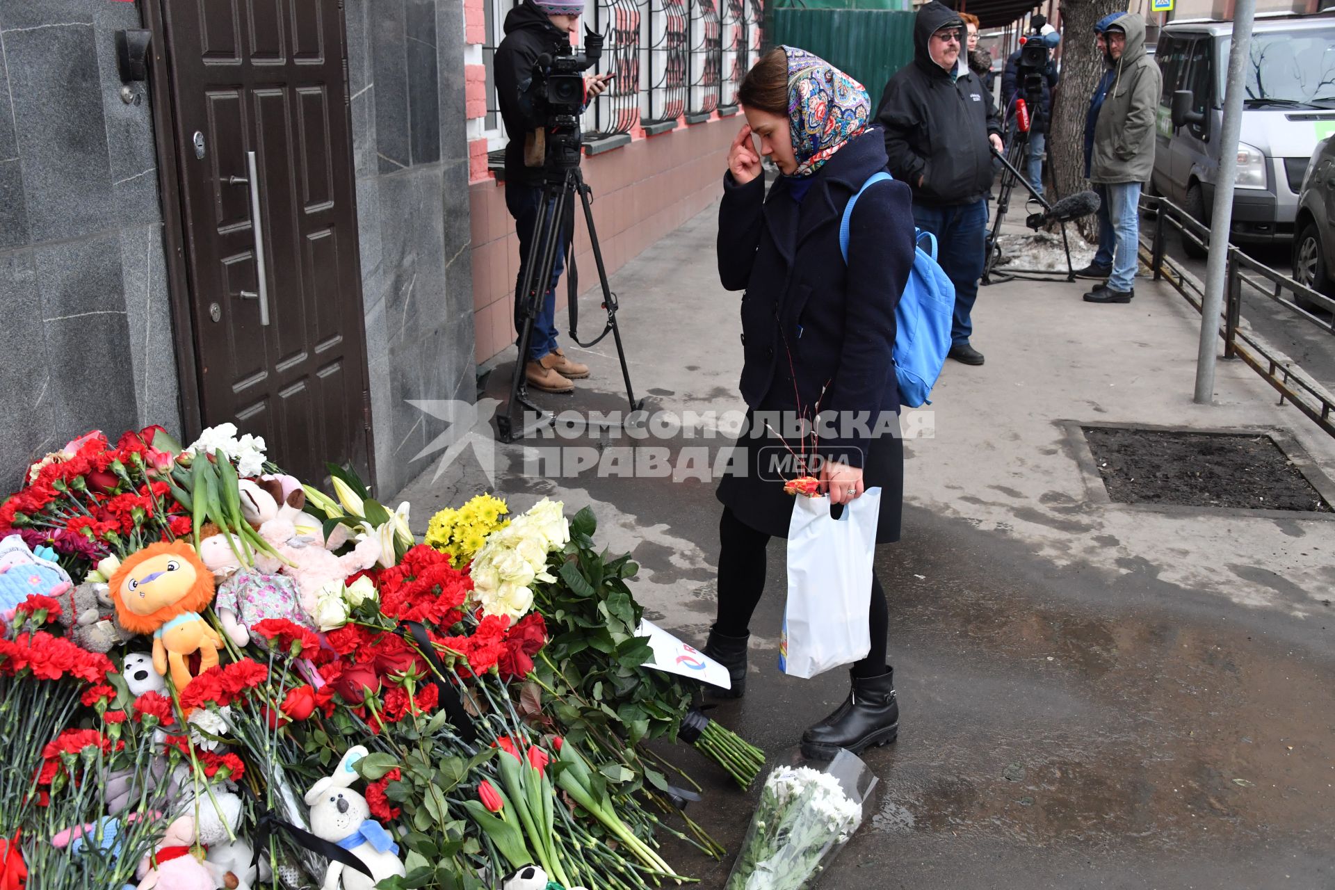 Москва. Люди возлагают цветы у представительства администрации Кемеровской области на Большой Татарской улице в память о погибших в пожаре в ТЦ  `Зимняя вишня` в Кемерово.