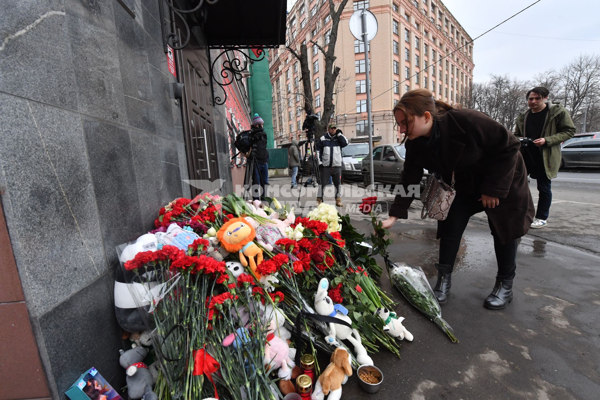 Москва. Люди возлагают цветы у представительства администрации Кемеровской области на Большой Татарской улице в память о погибших в пожаре в ТЦ  `Зимняя вишня` в Кемерово.