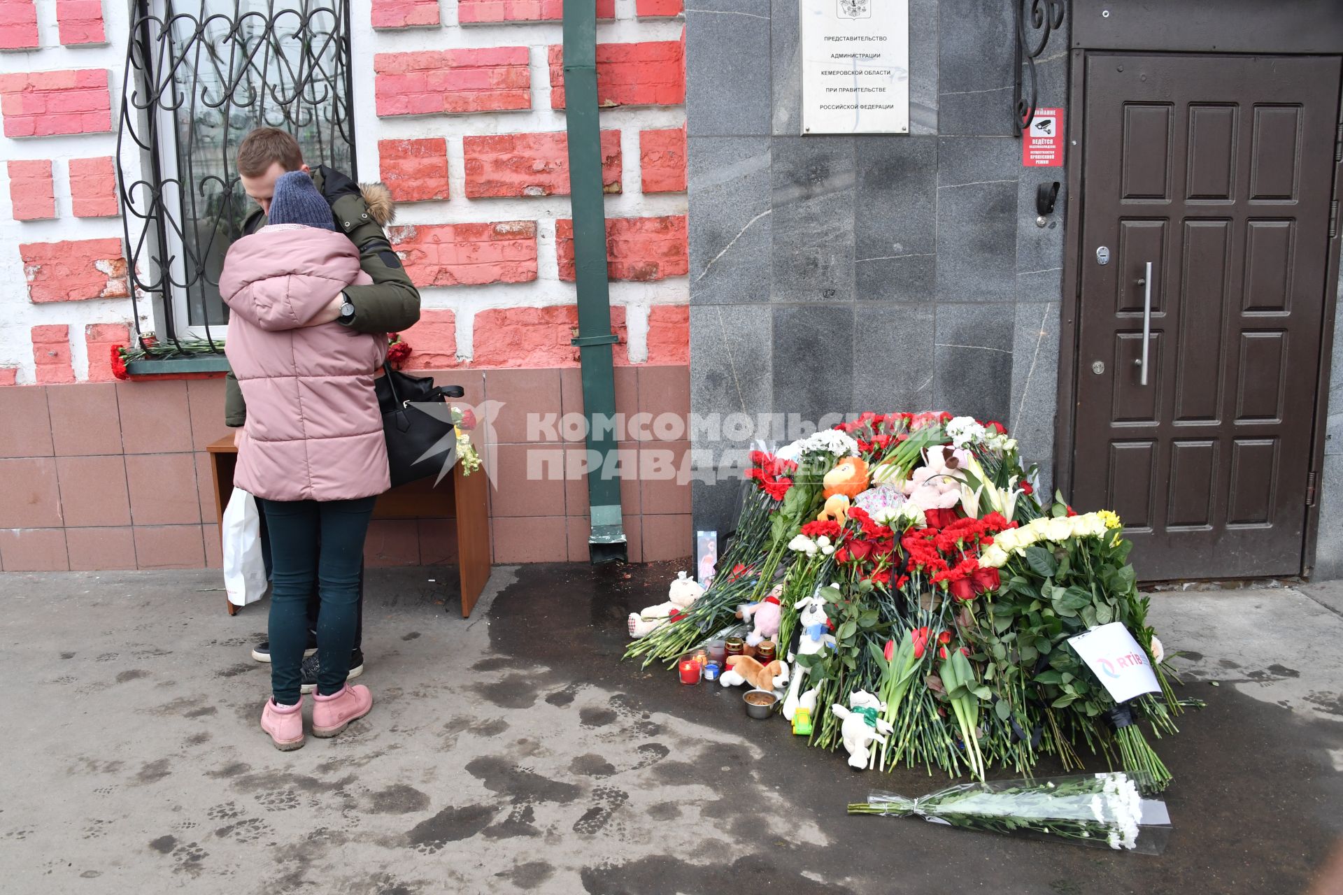 Москва. Люди возлагают цветы у представительства администрации Кемеровской области на Большой Татарской улице в память о погибших в пожаре в ТЦ  `Зимняя вишня` в Кемерово.