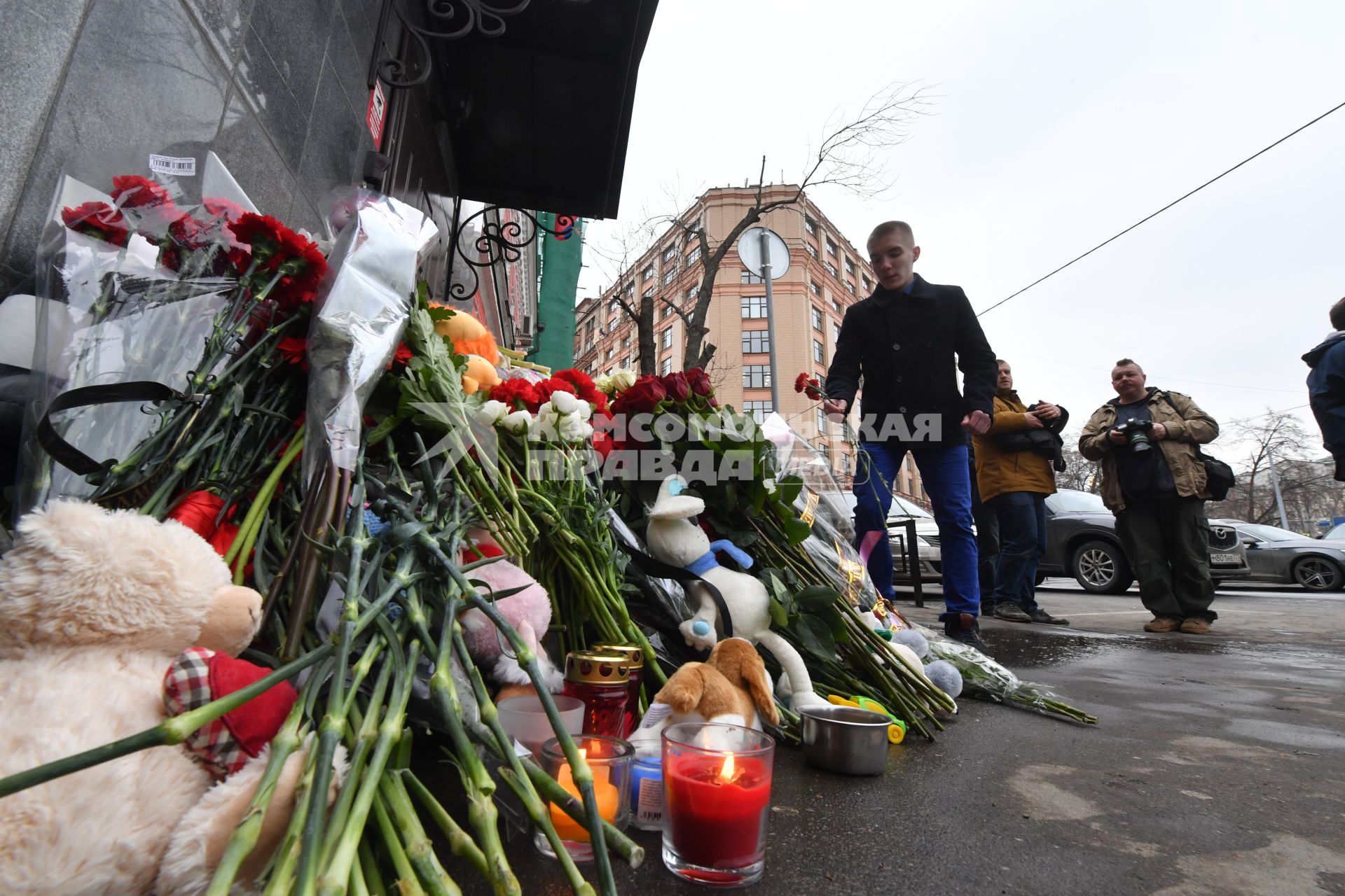 Москва. Цветы и свечи у представительства администрации Кемеровской области на Большой Татарской улице в память о погибших в пожаре в ТЦ  `Зимняя вишня` в Кемерово.