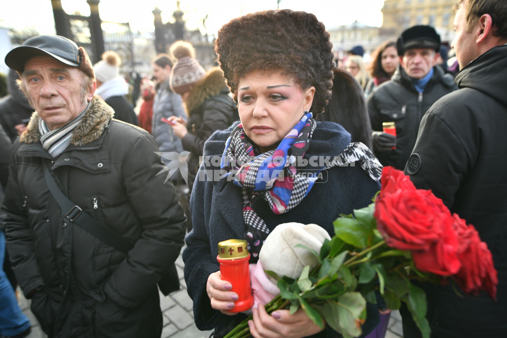 Москва. Председатель Всероссийского общественного движения `Матери России`, член Совета Федерации РФ Валентина Петренко  у  мемориала  на Манежной площади, организованного  в память о погибших в ТЦ `Зимняя вишня`в Кемерово.