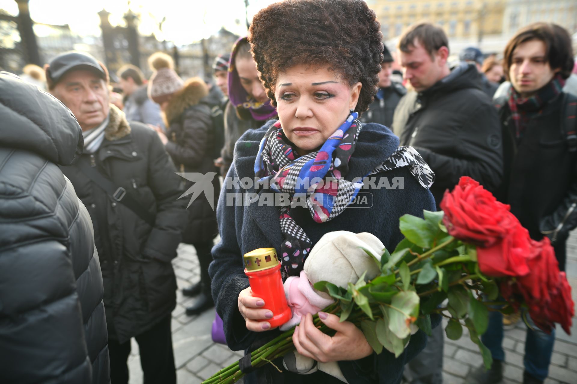 Москва. Председатель Всероссийского общественного движения `Матери России`, член Совета Федерации РФ Валентина Петренко  у  мемориала  на Манежной площади, организованного  в память о погибших в ТЦ `Зимняя вишня`в Кемерово.