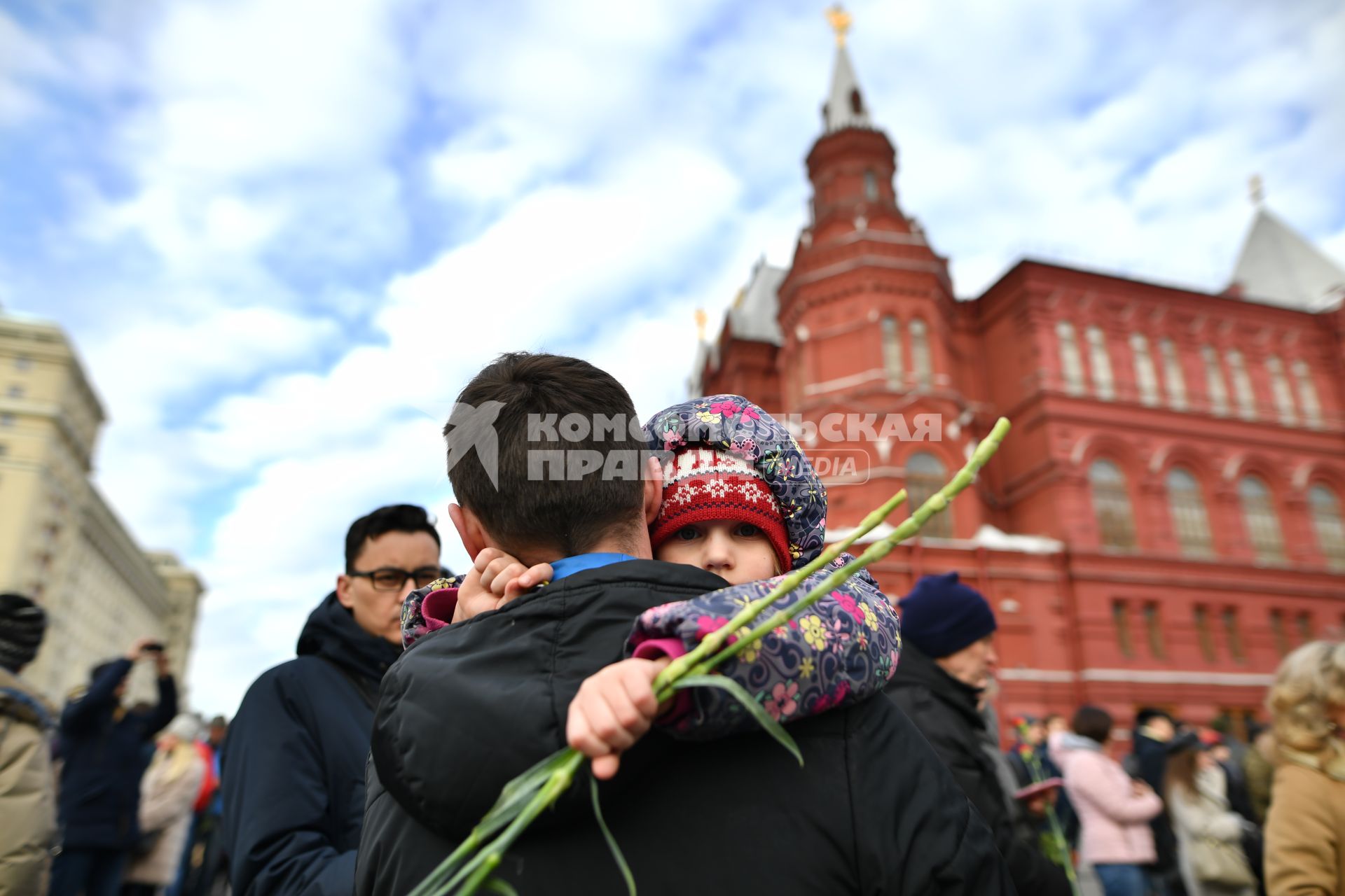 Москва.  Горожане у мемориала на Манежной площади, организованного в память о погибших в ТЦ `Зимняя вишня`в Кемерово.