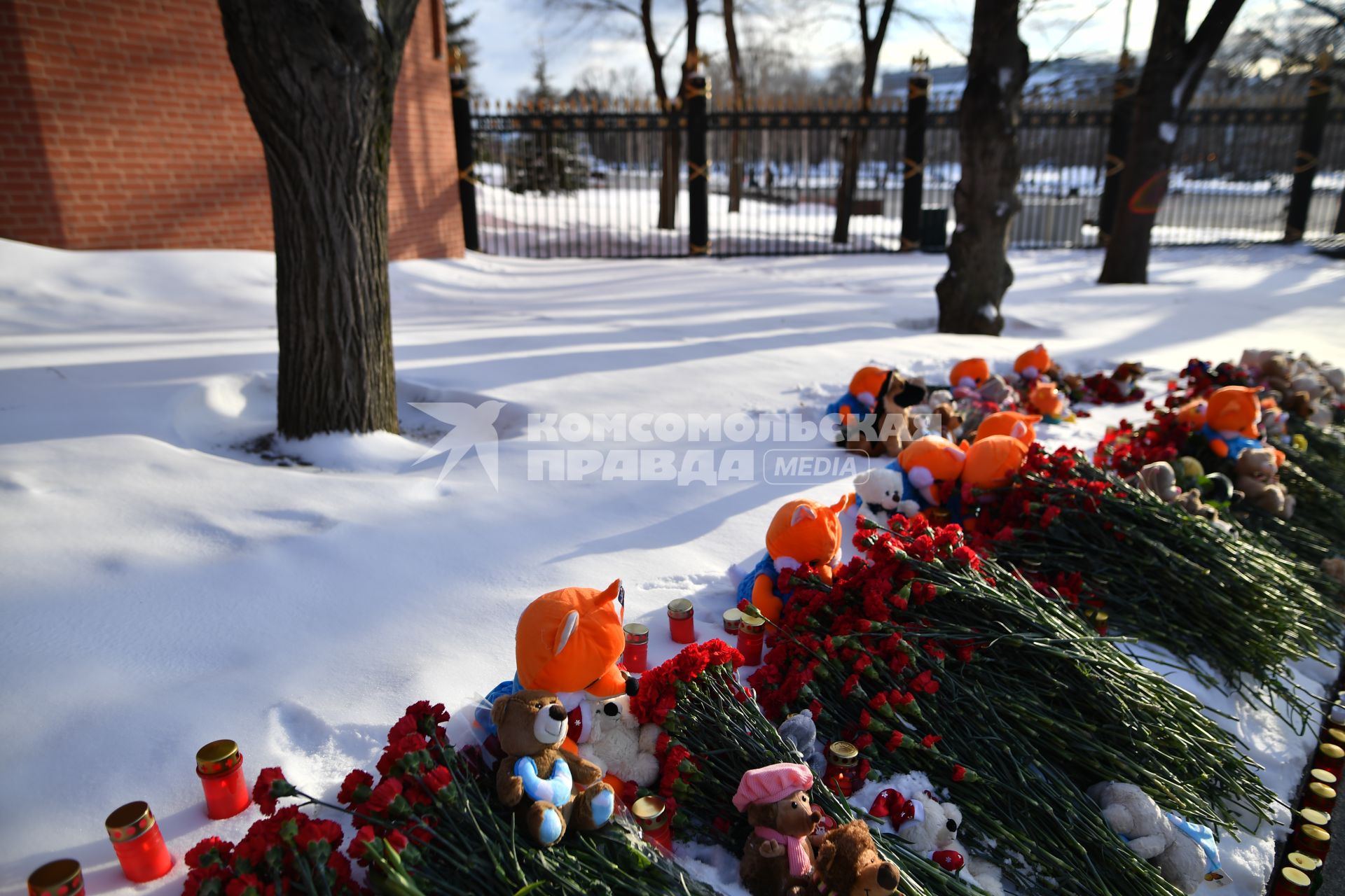 Москва.  Мемориал на Манежной площади, организованный в память о погибших в ТЦ `Зимняя вишня`в Кемерово.