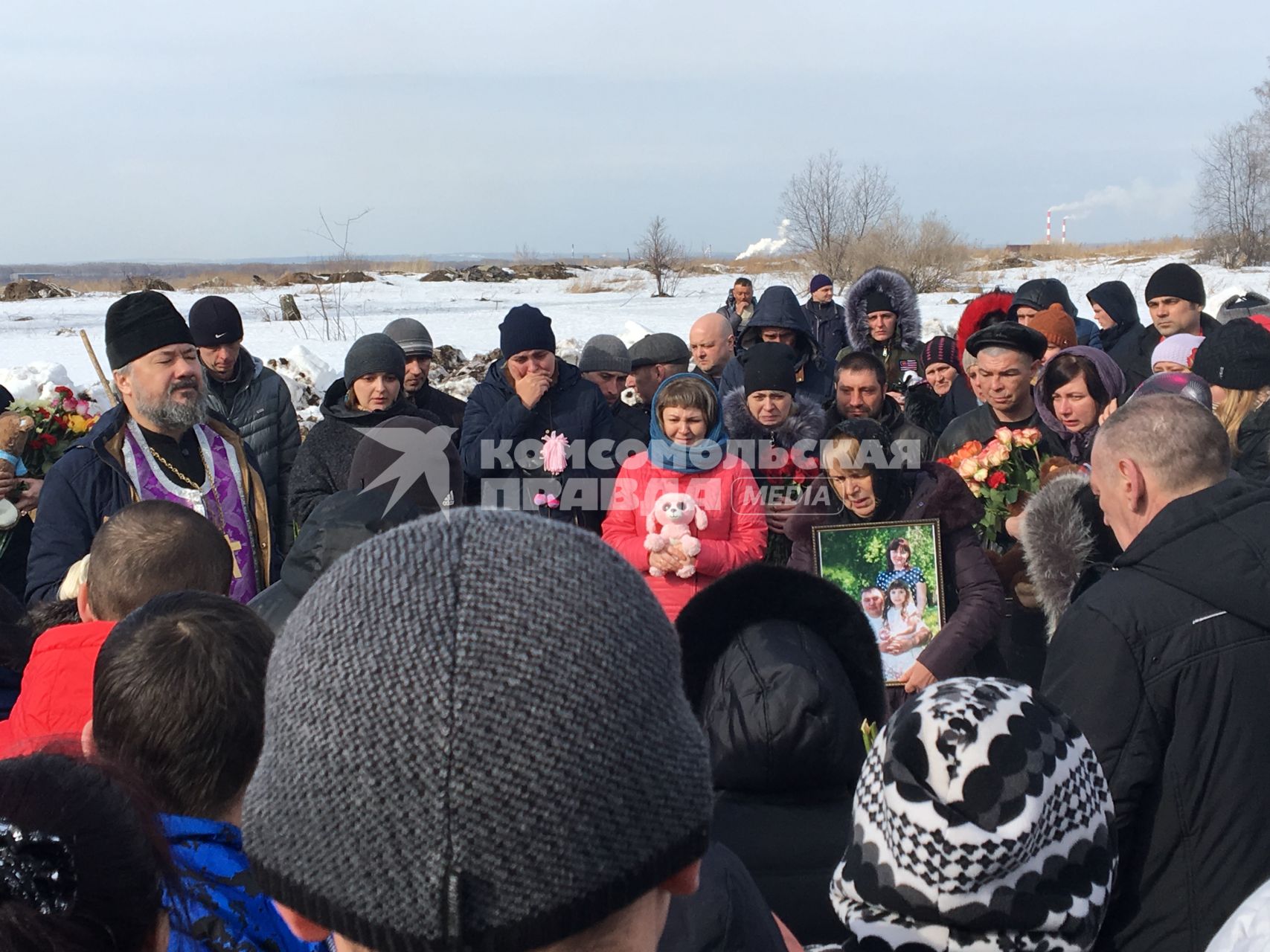 Кемерово. Похороны семьи 11-летнего Сережи Москаленко, погибших при пожаре в ТЦ `Зимняя вишня`.