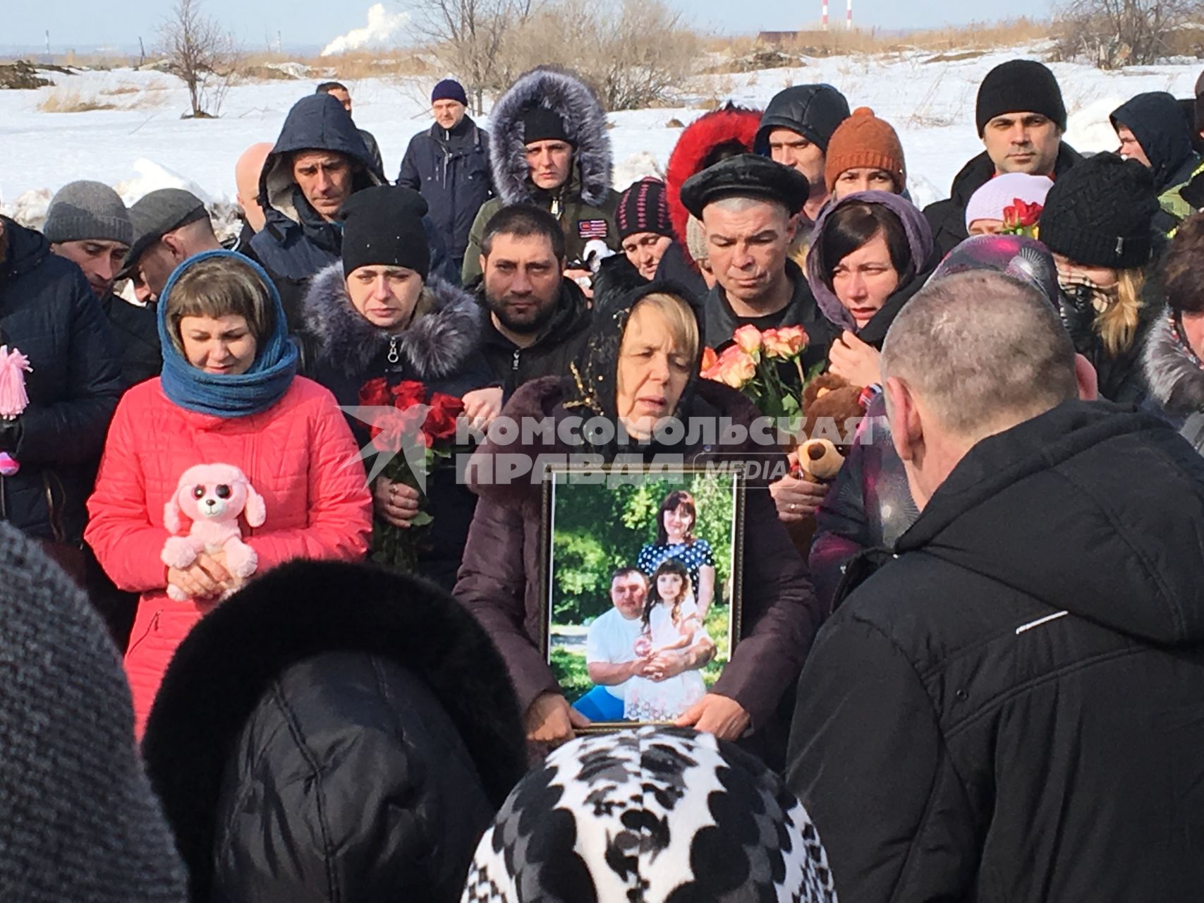 Кемерово. Похороны семьи 11-летнего Сережи Москаленко, погибших при пожаре в ТЦ `Зимняя вишня`.