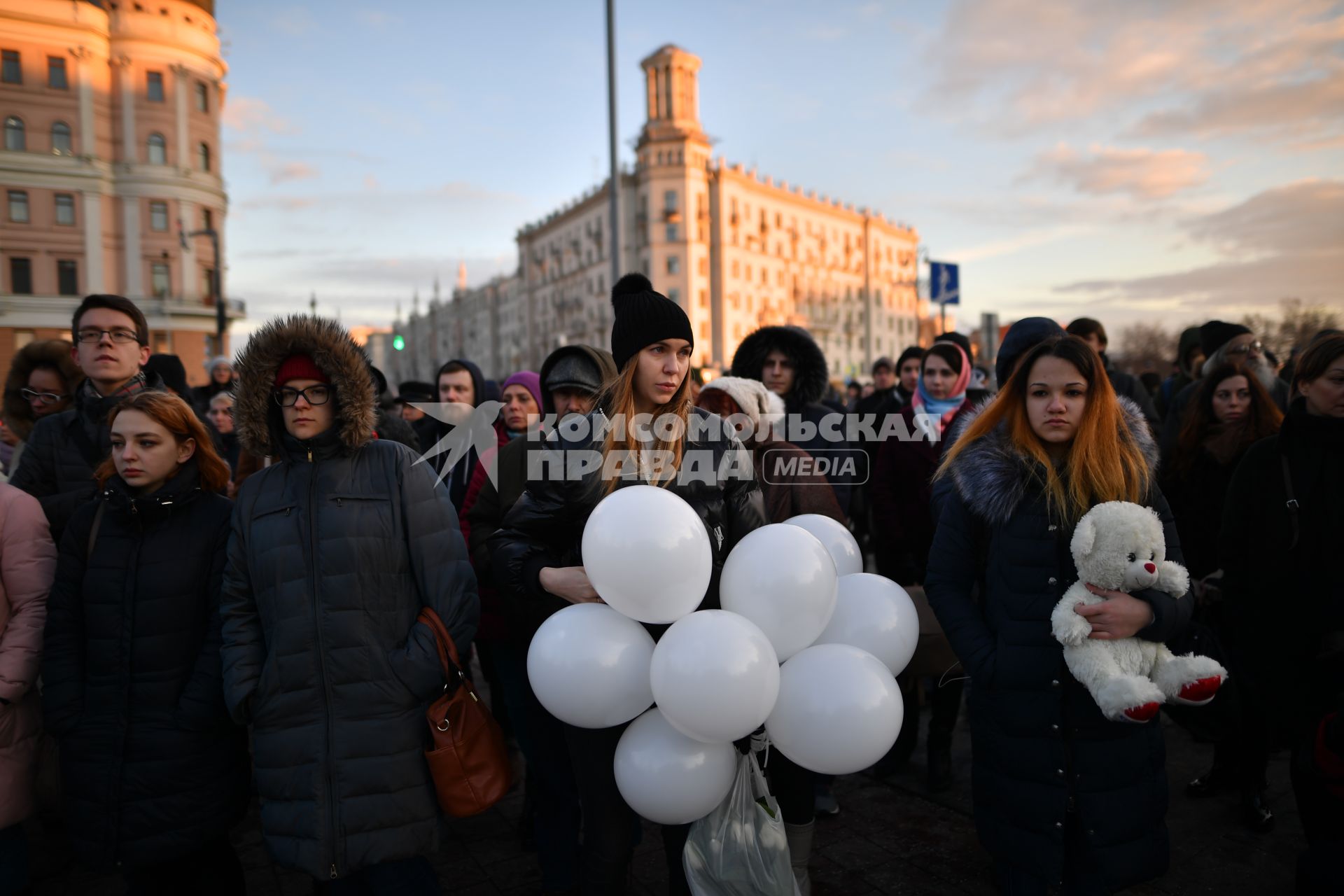 Москва. Горожане во время митинга  на Пушкинской площади, организованном в память о погибших  при пожаре в ТЦ `Зимняя вишня`в Кемерово.